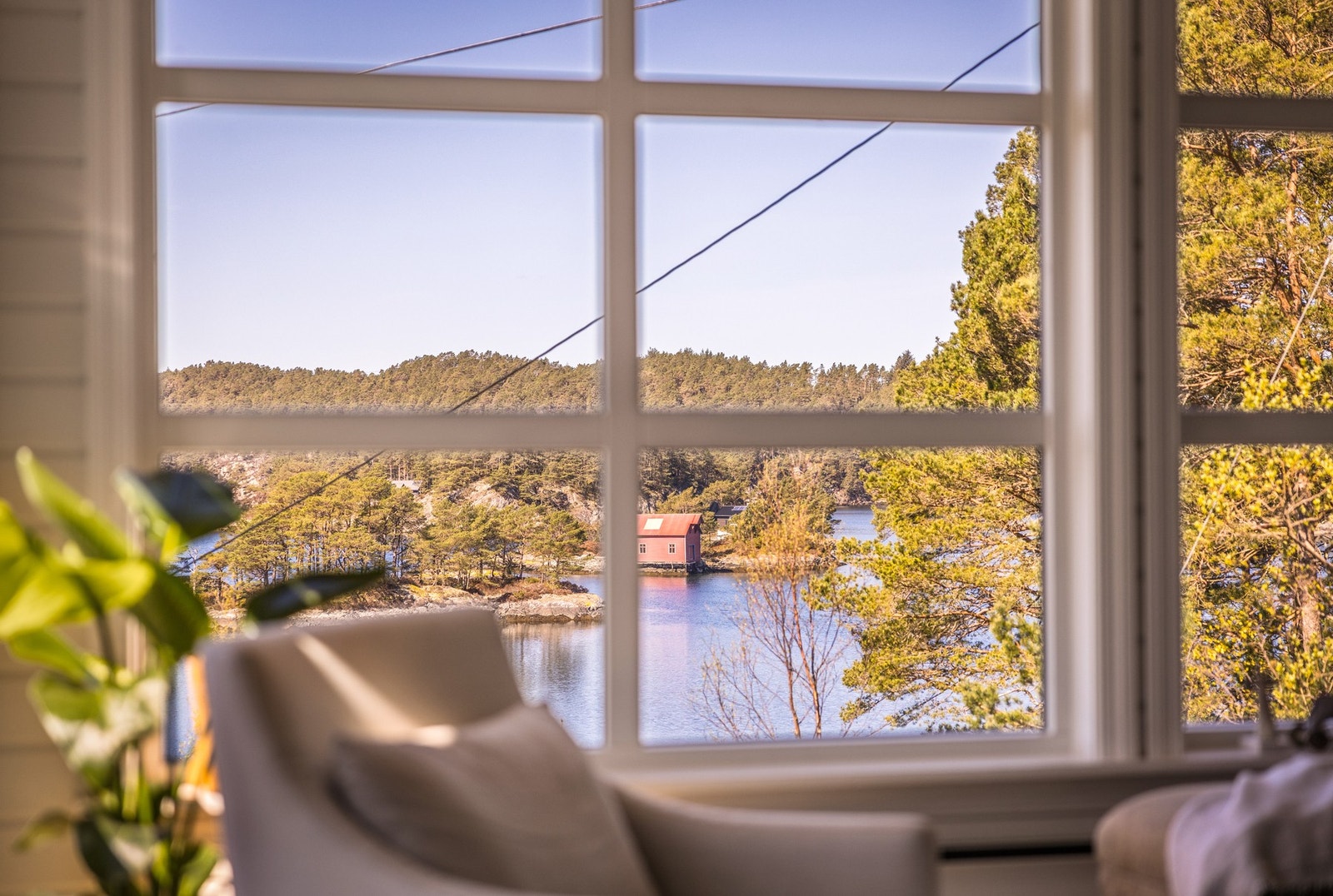 Sjøen ligger like nedenfor huset. Galleribilde