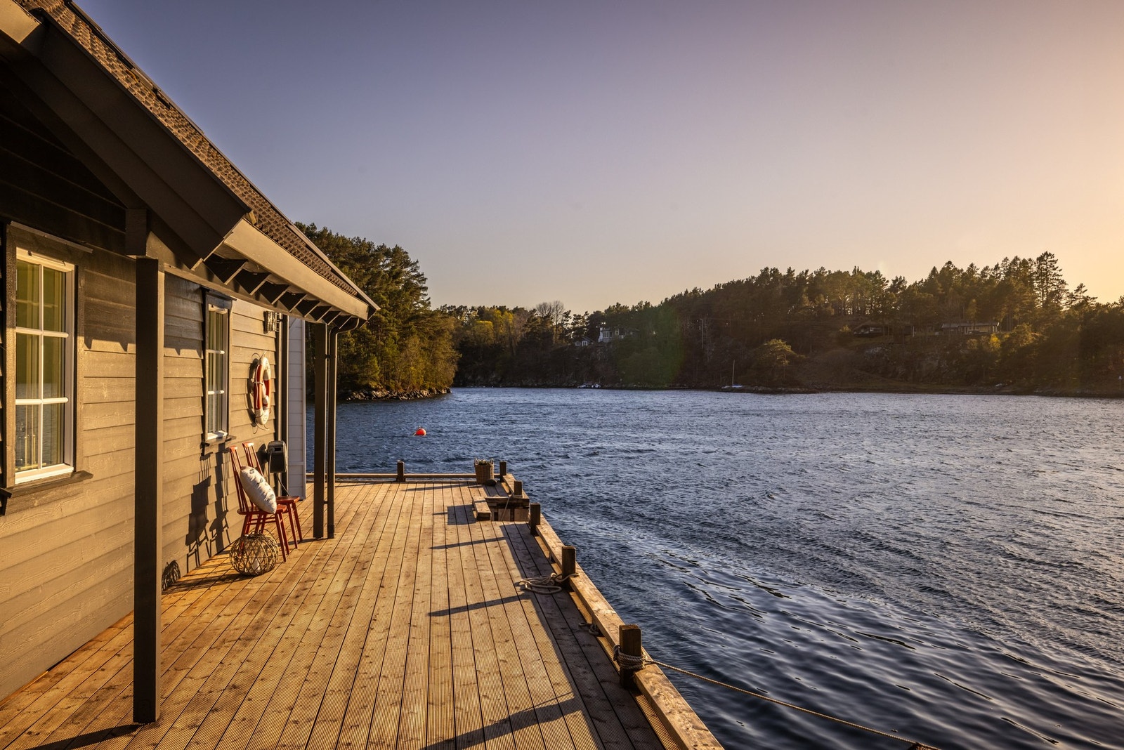 Vestveggen på naustet, her er solen til sent på kveld om sommeren. Galleribilde