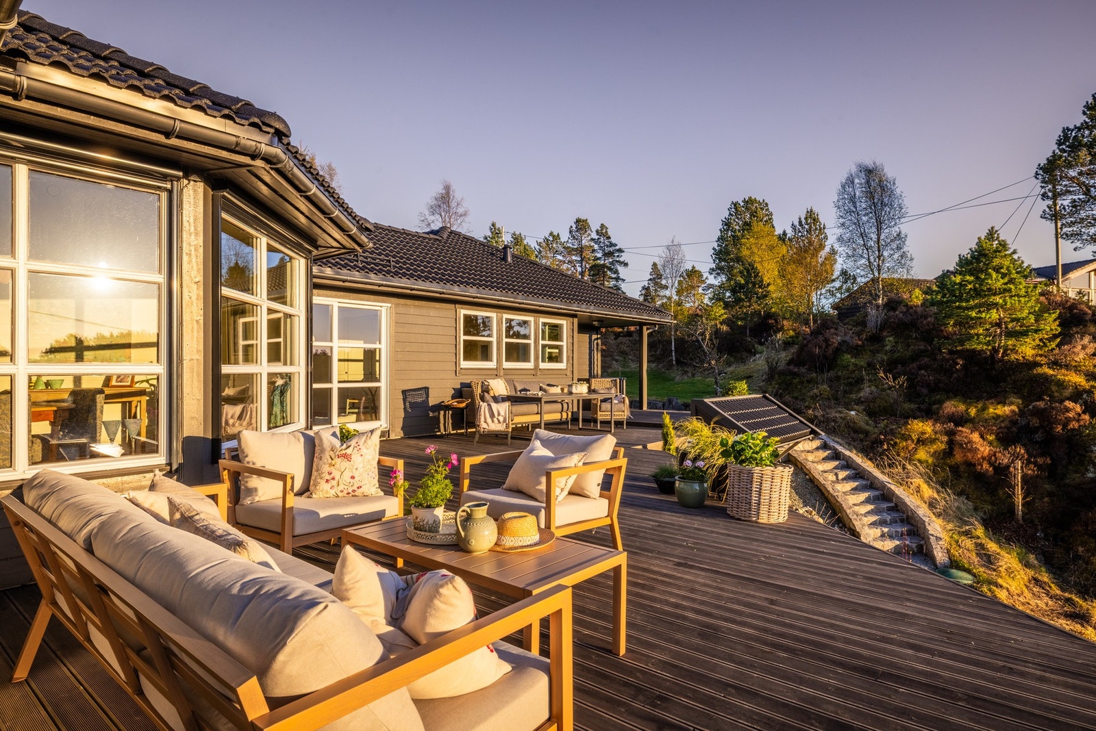 Terrasse på 75 kvm med utgang fra stue og kjøkken/spisestue. Galleribilde