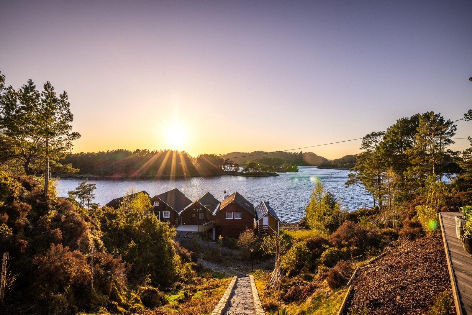 Langs stien ned til naustet er tomten beholdt som naturtomt. Galleribilde