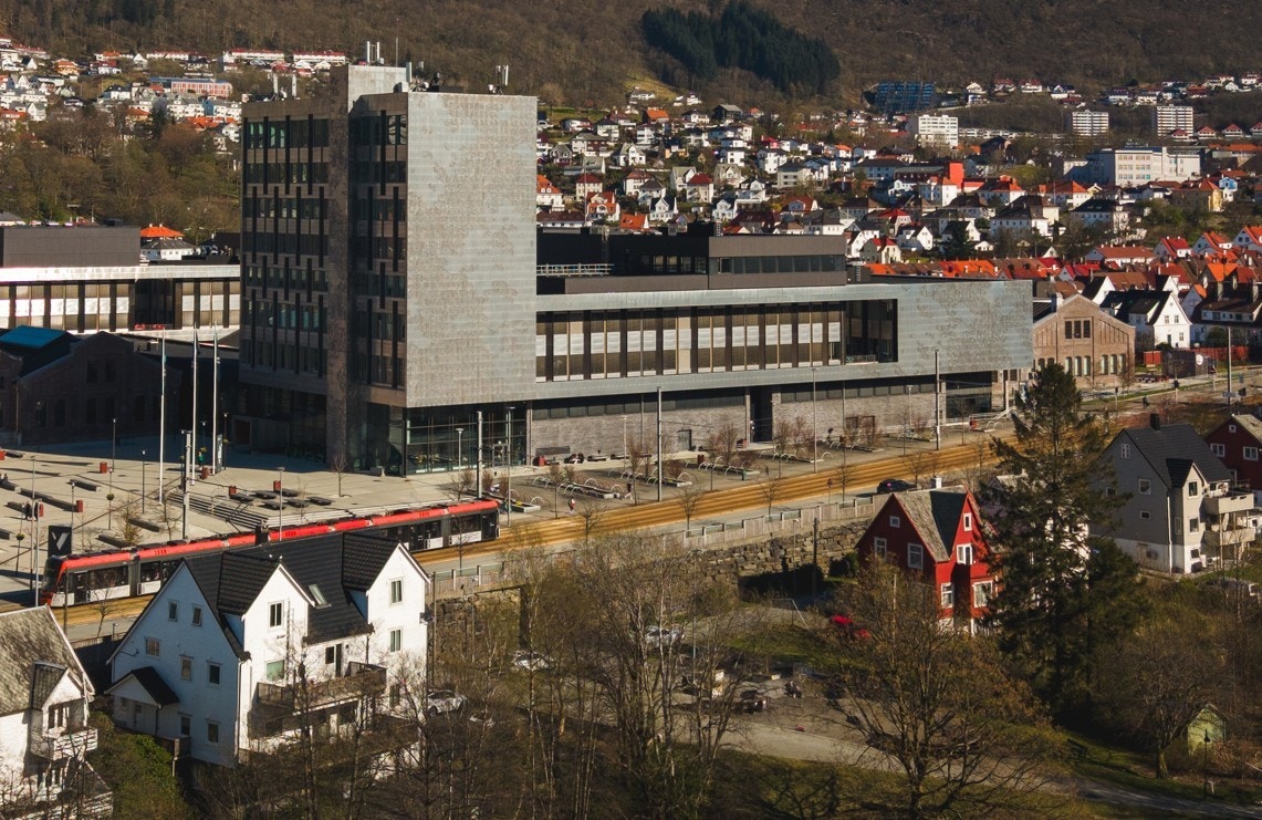 HVL i bakgrunnen. Inndalsveien 23 ligger er boligen til venstre nede i bildet Galleribilde