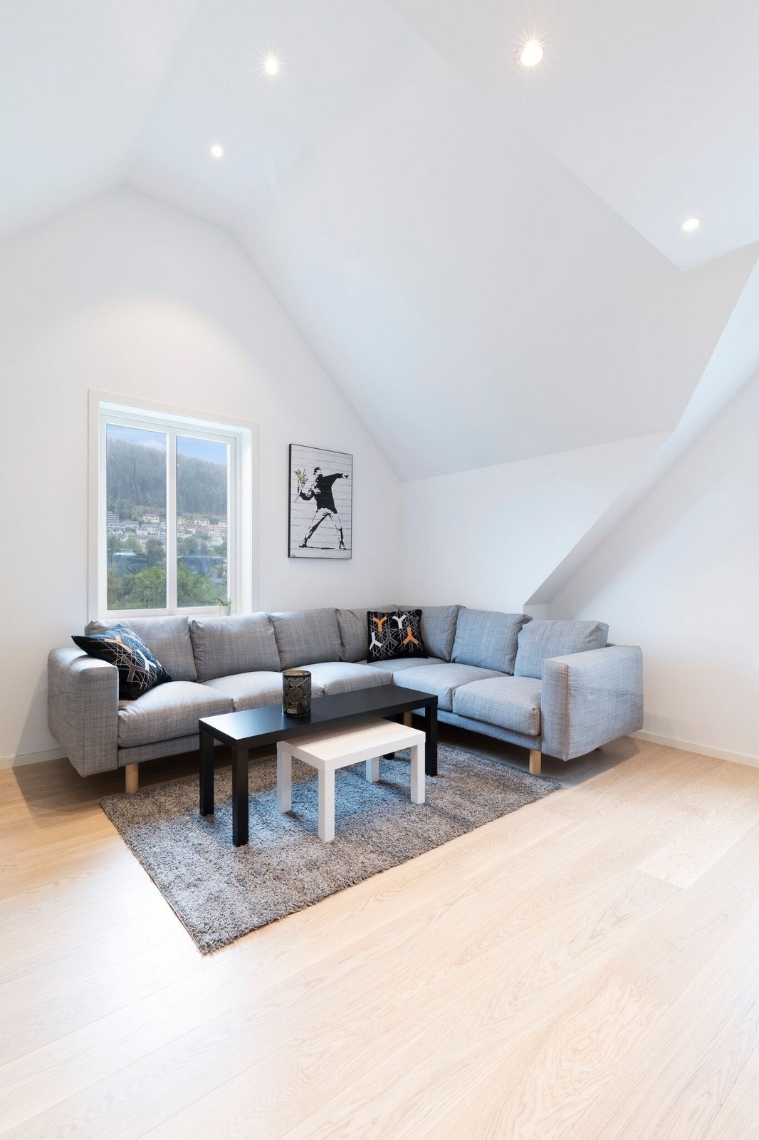 Stue med downlights i himling og gjennomgående flotte kvaliteter Galleribilde