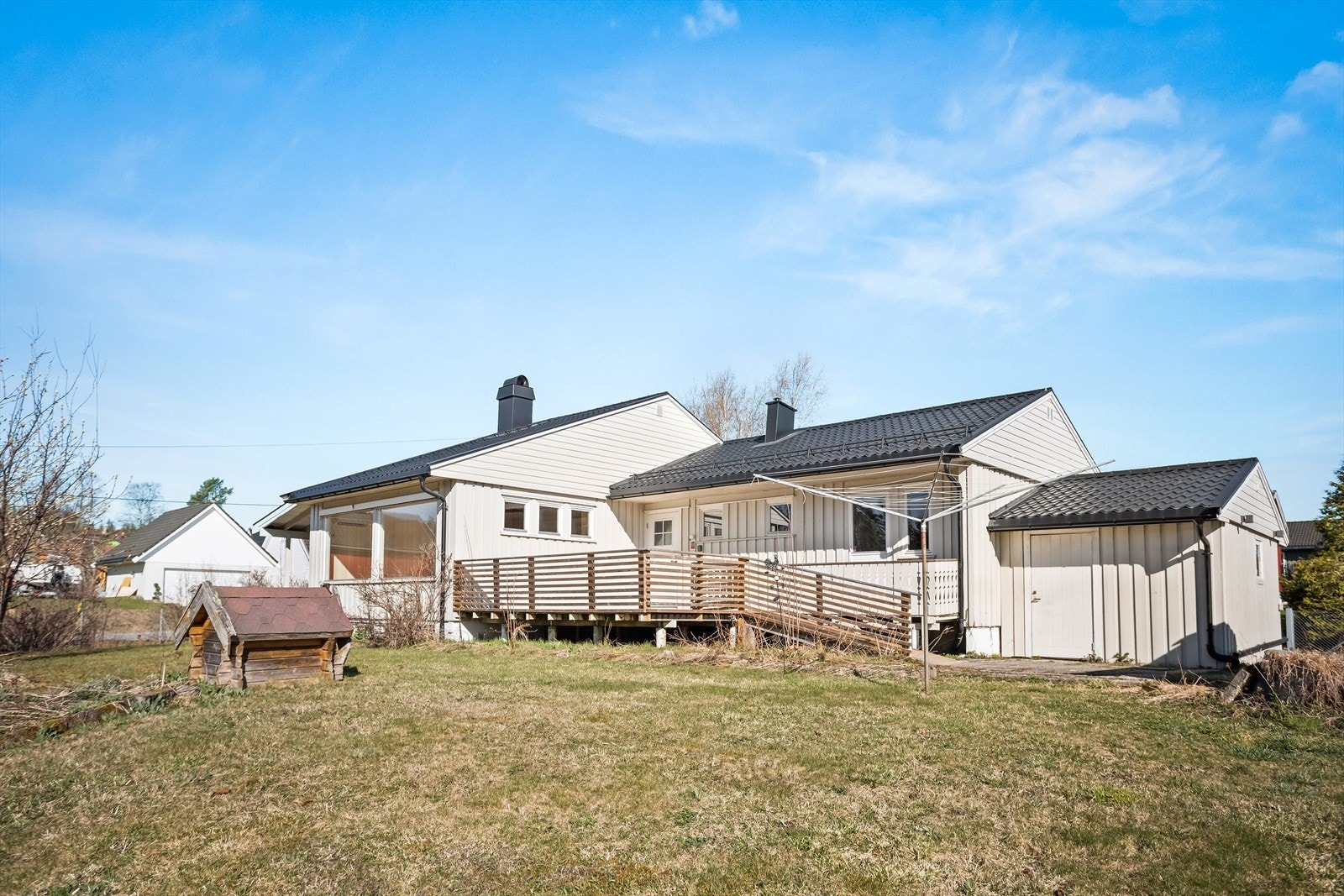 Den store, sørvendte terrassen er et flott sted for utemøbler og sosialt samvær. Galleribilde
