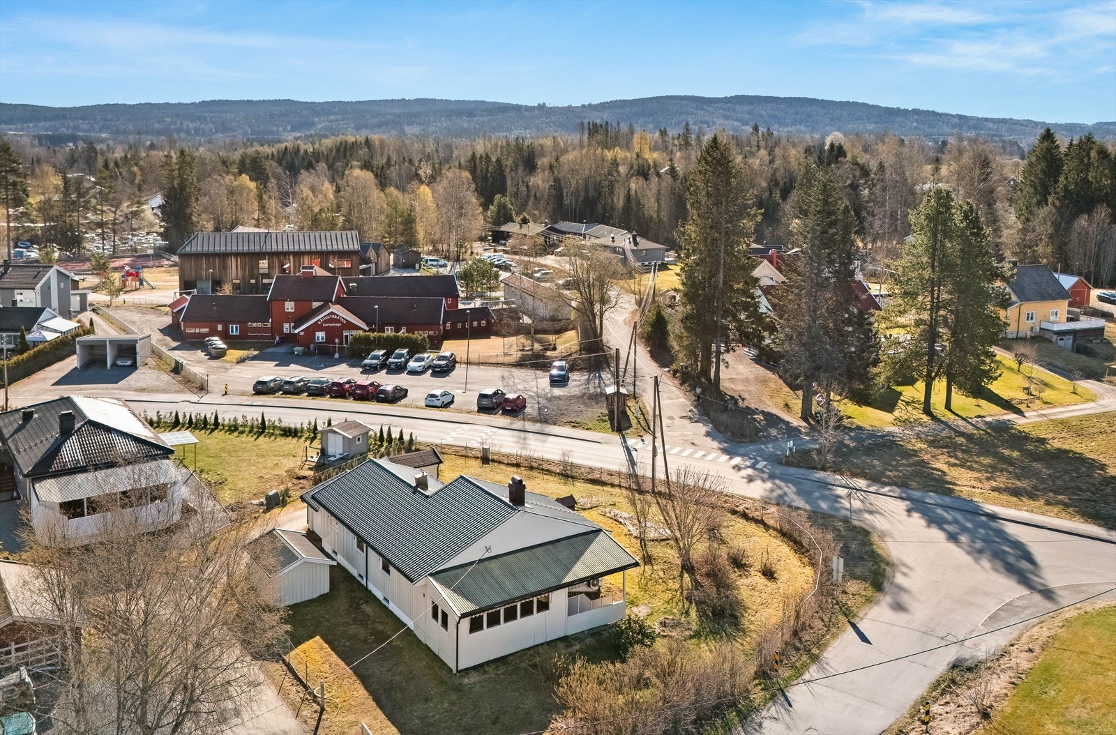 Fra eiendommen er det kort vei til Råholtbråtan barnehage, kun 1 minutt gange unna. Galleribilde