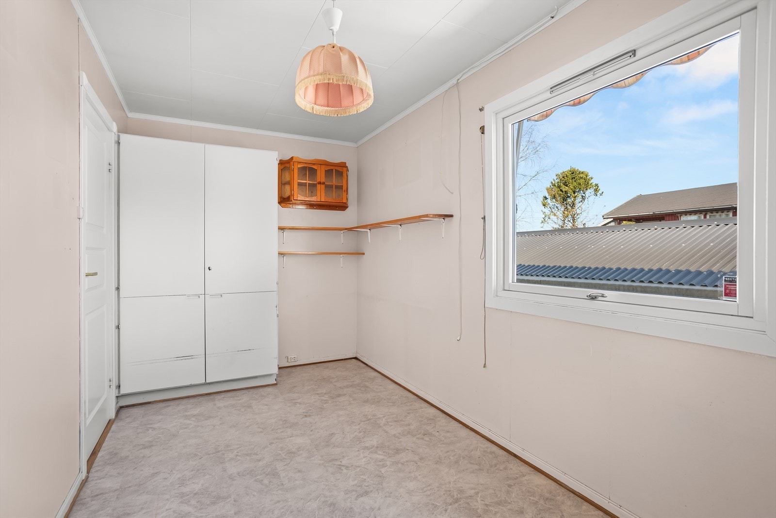 Et av soverommene, med vindu som vender ut mot hagen. Galleribilde