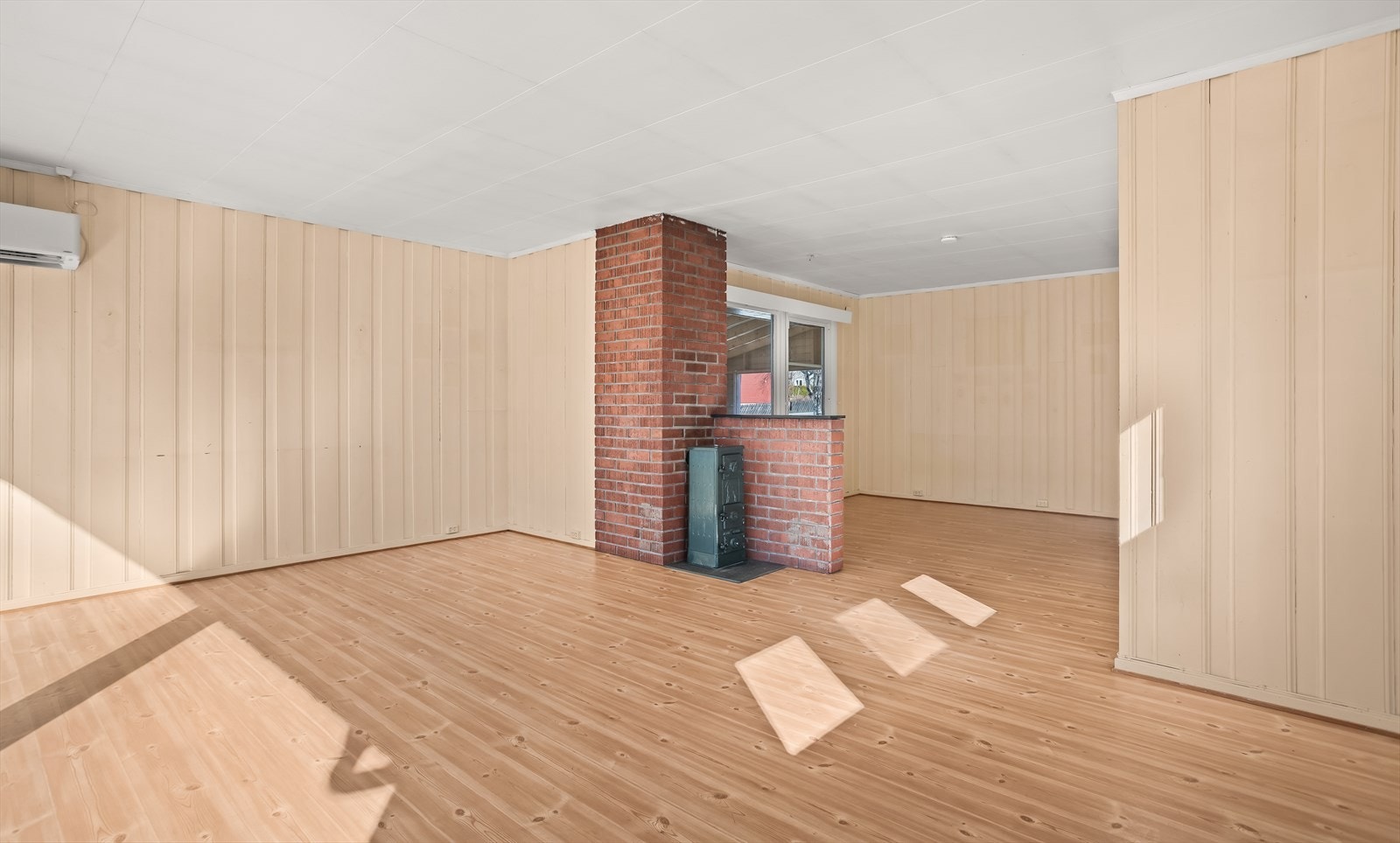 Stuen er romslig og gir fleksibilitet for møblering av både sittegruppe og spisebord. Galleribilde