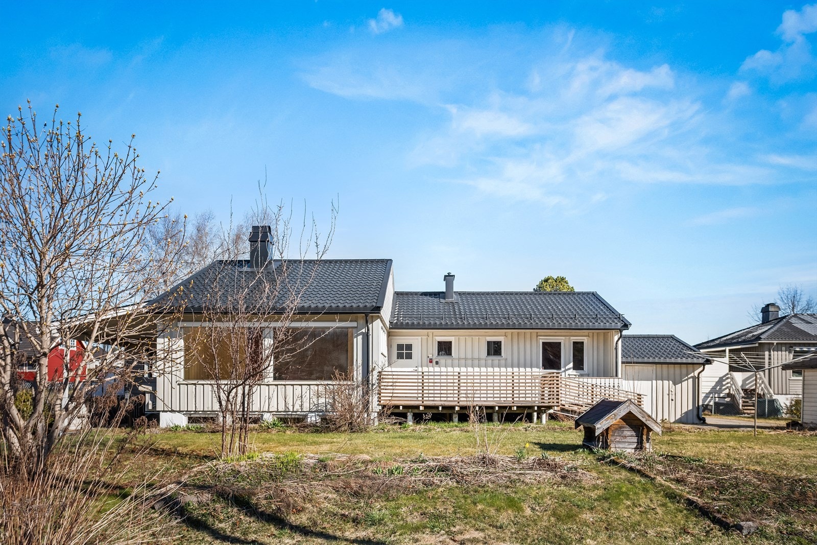 Boligen har saltak i trekonstruksjon, tekket med metallplater. Galleribilde
