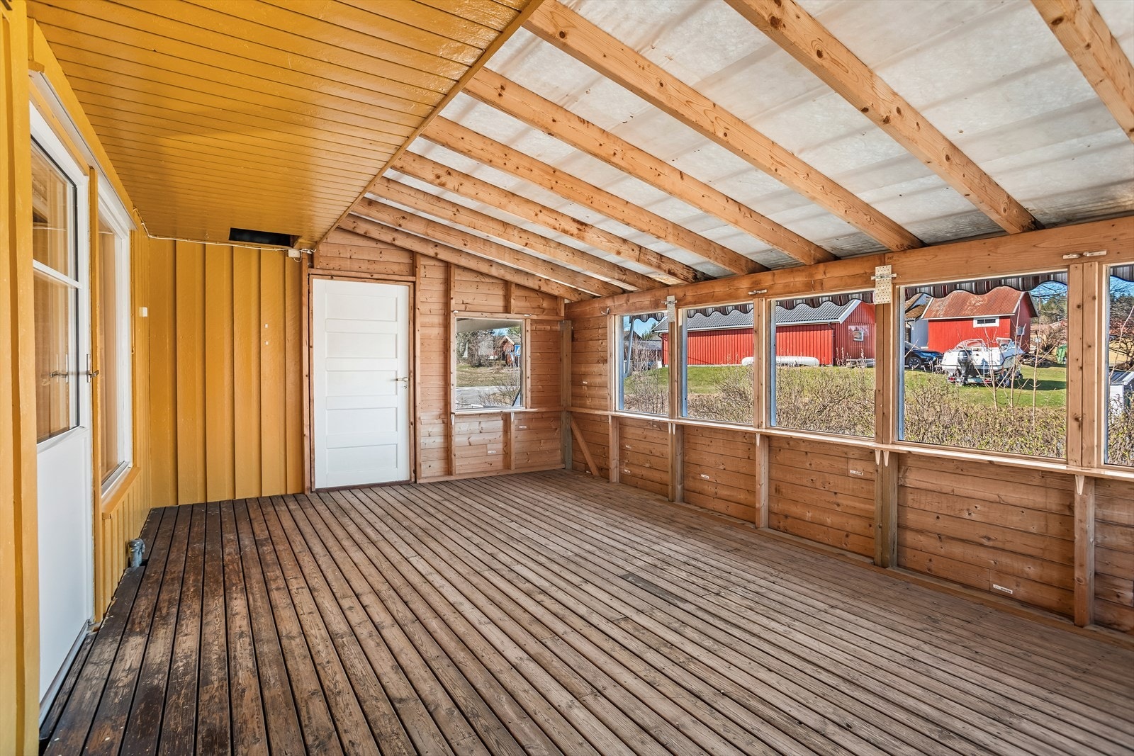 Fra utestuen er det videre tilgang til den sørvendte terrassen. Galleribilde