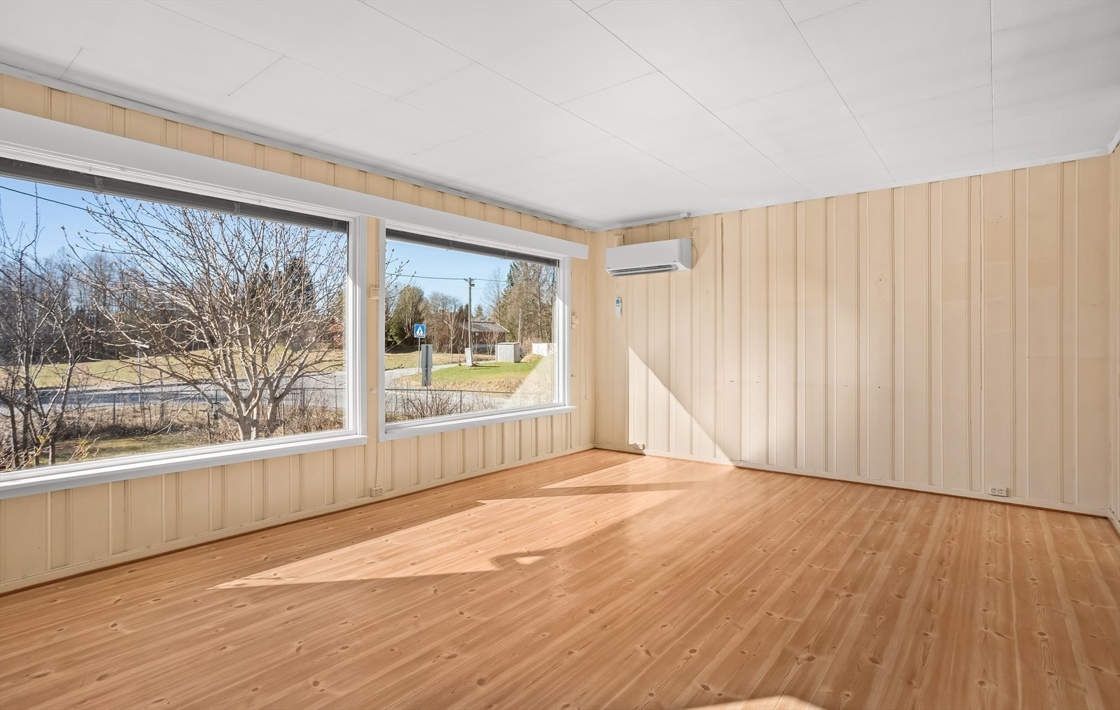 De brede vinduene gir godt med dagslys og utsyn over hagen. Galleribilde