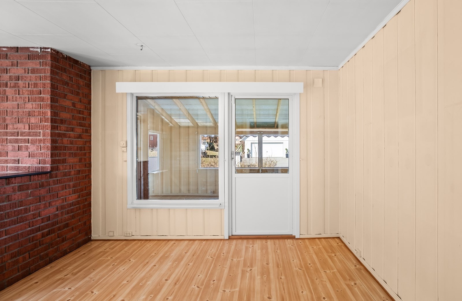 Fra stuen er det utgang til en romslig utestue som forlenger sesongen. Galleribilde