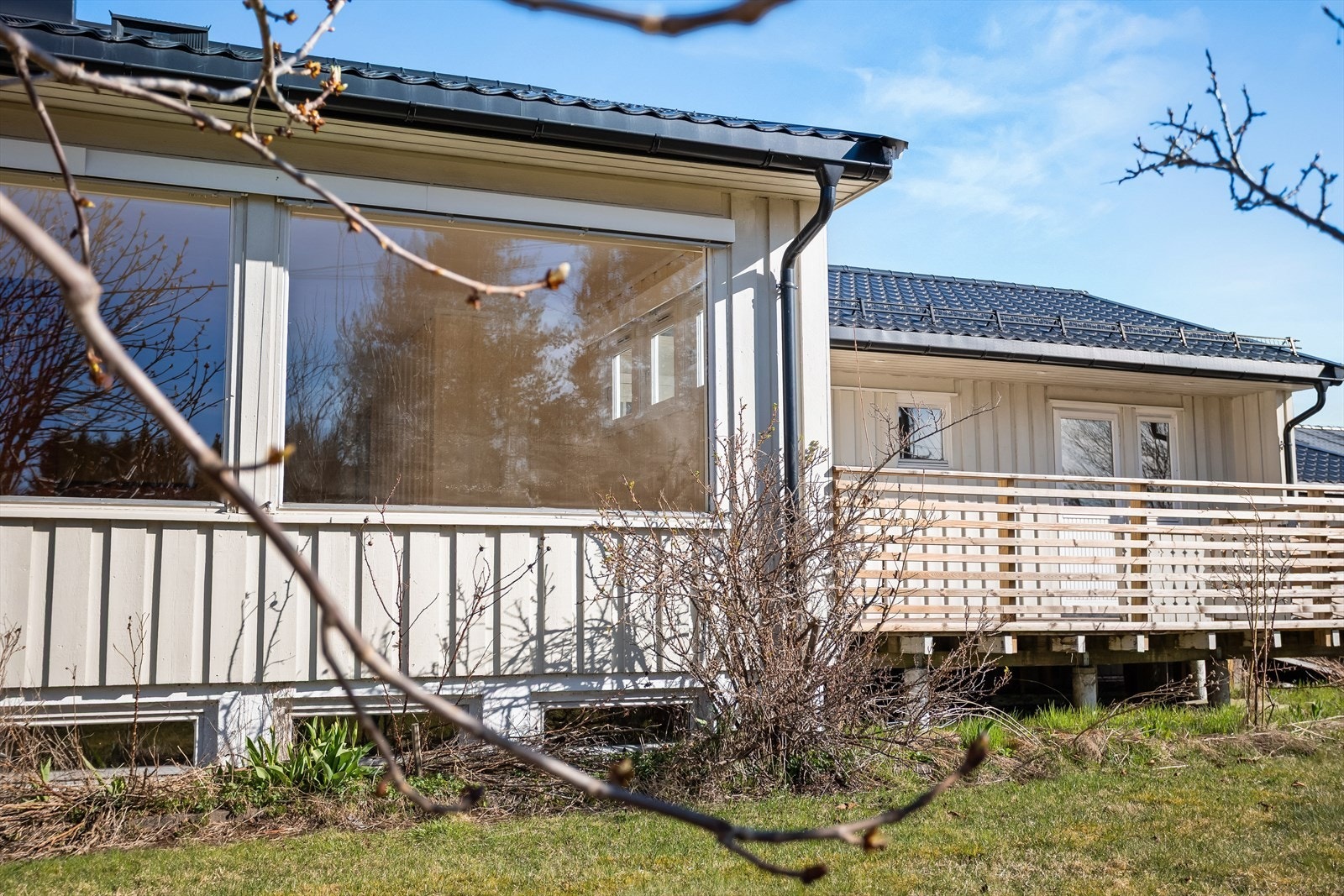 Eiendommen har yttervegger med stående og liggende trekledning. Galleribilde