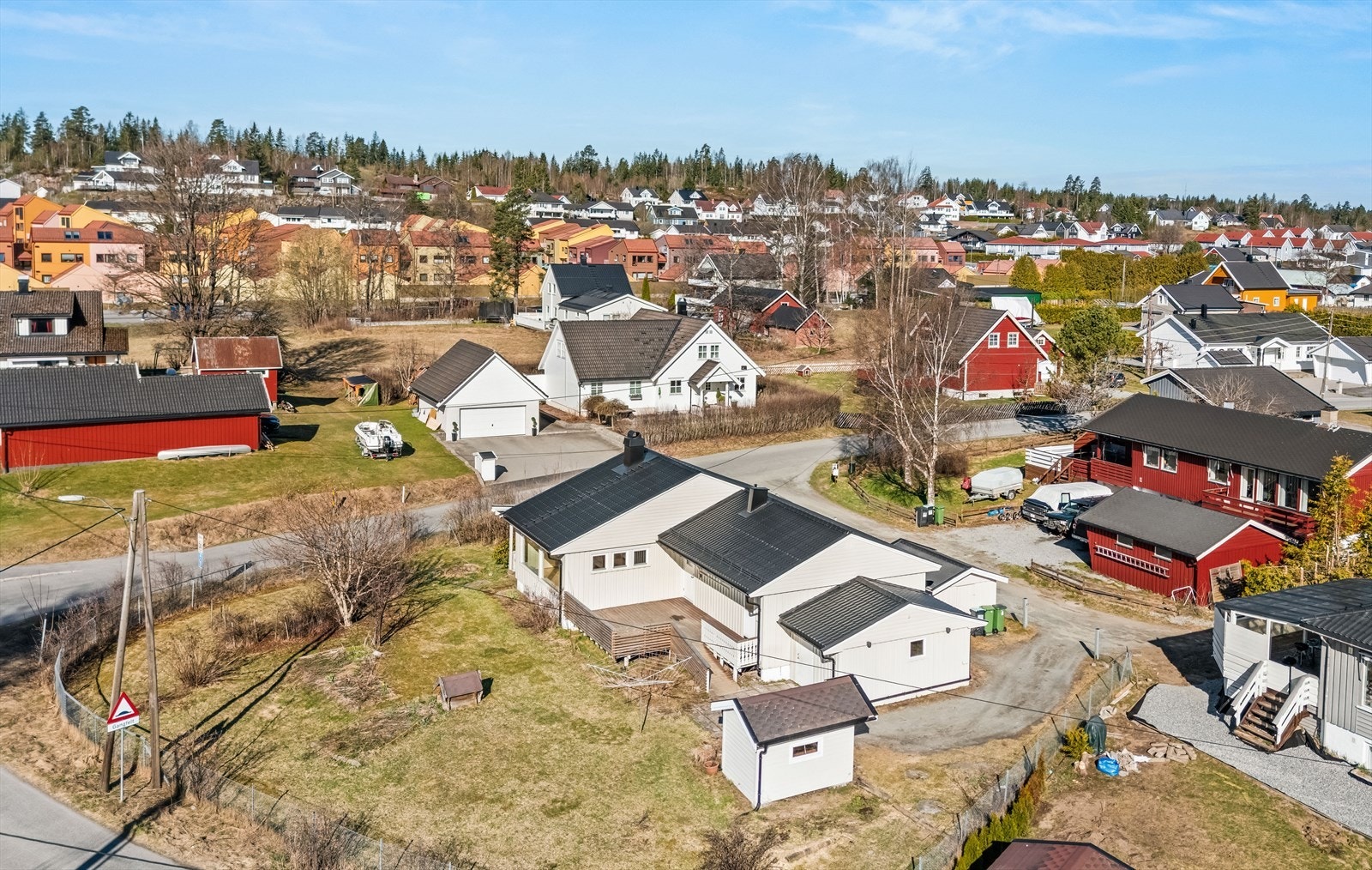 Beliggende i et stille og rolig nabolag med kort avstand til barnehager, skoler og offentlig transport. Galleribilde