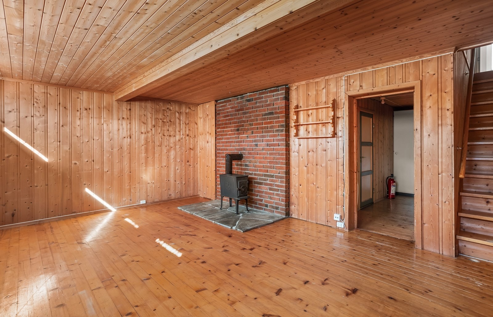 I kjelleren finner du en romslig kjellerstue med eget ildsted. Galleribilde