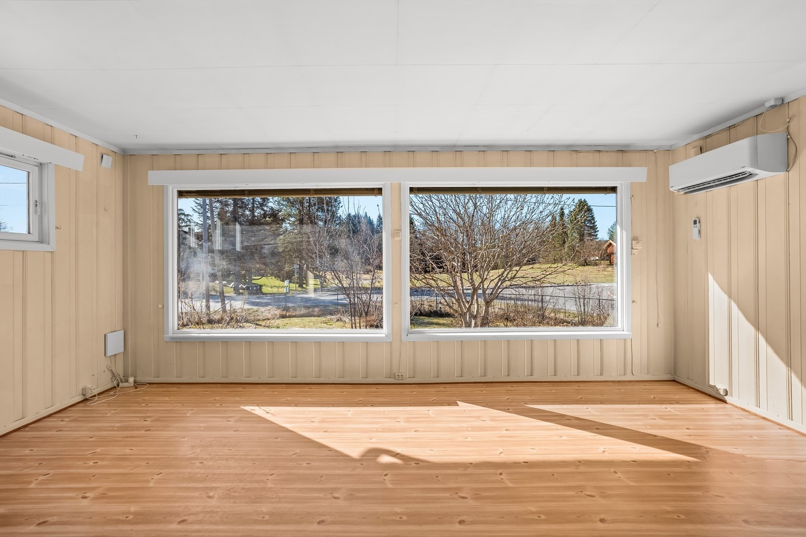 Stuen har store vindusflater og en luft-til-luft-varmepumpe for effektiv oppvarming. Galleribilde