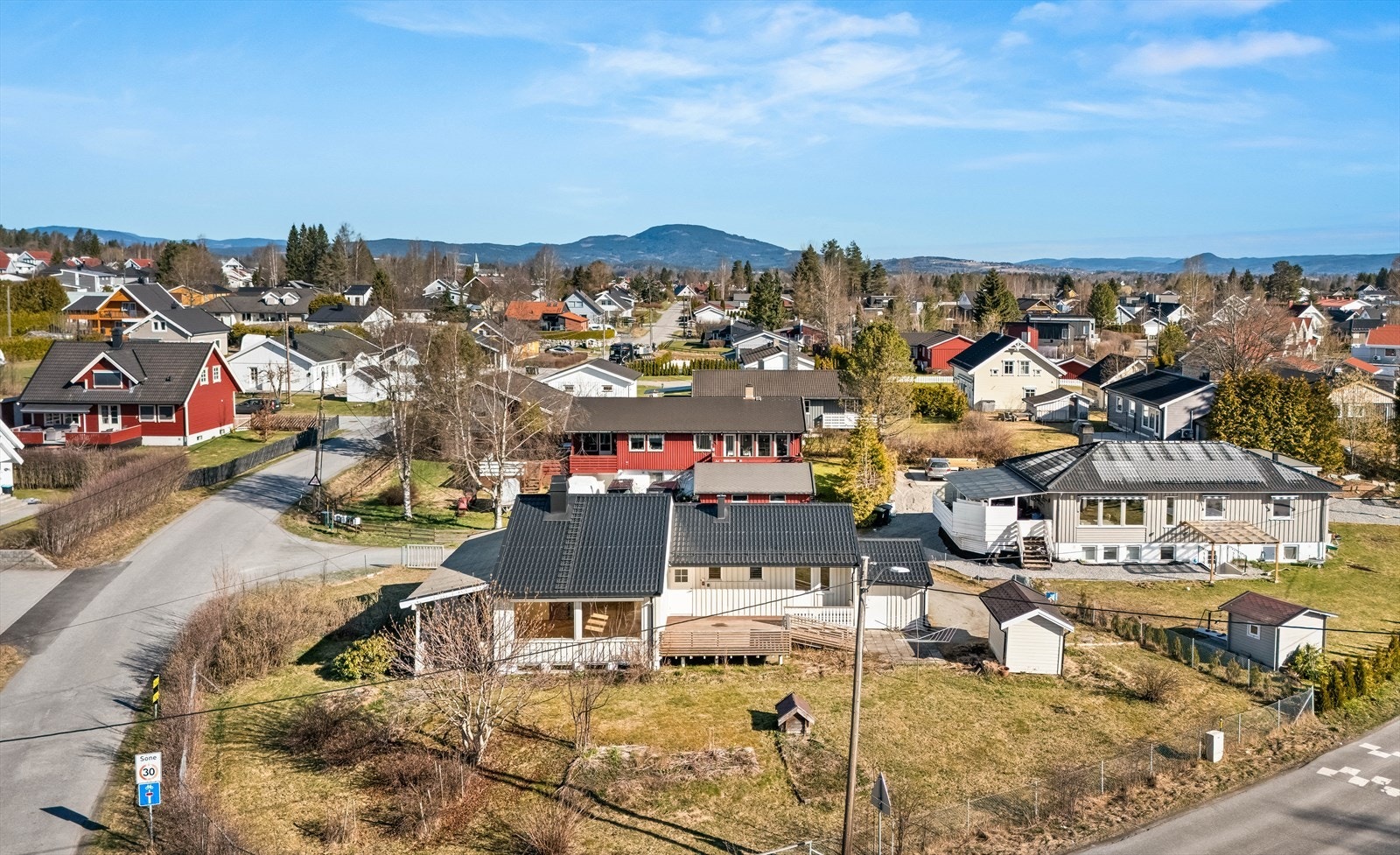 Eiendommen ligger i et etablert boligområde med eneboliger og grøntarealer. Galleribilde