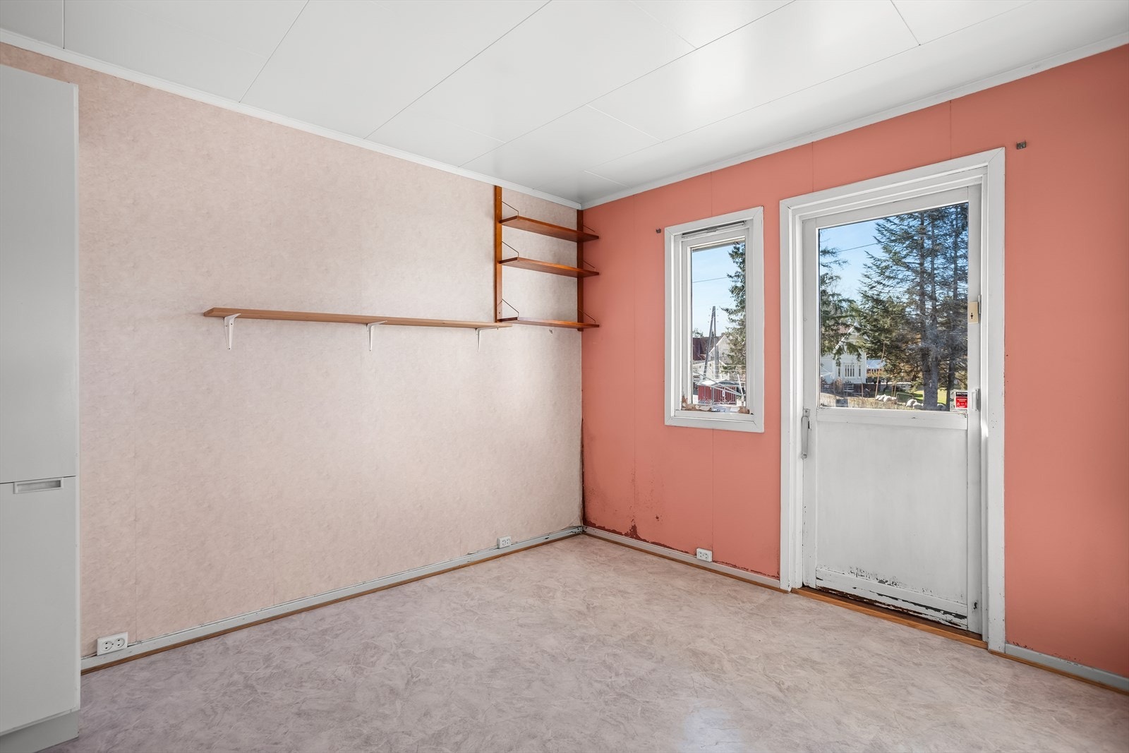 Boligen har tre soverom i første etasje, alle med plass til seng og oppbevaring. Galleribilde