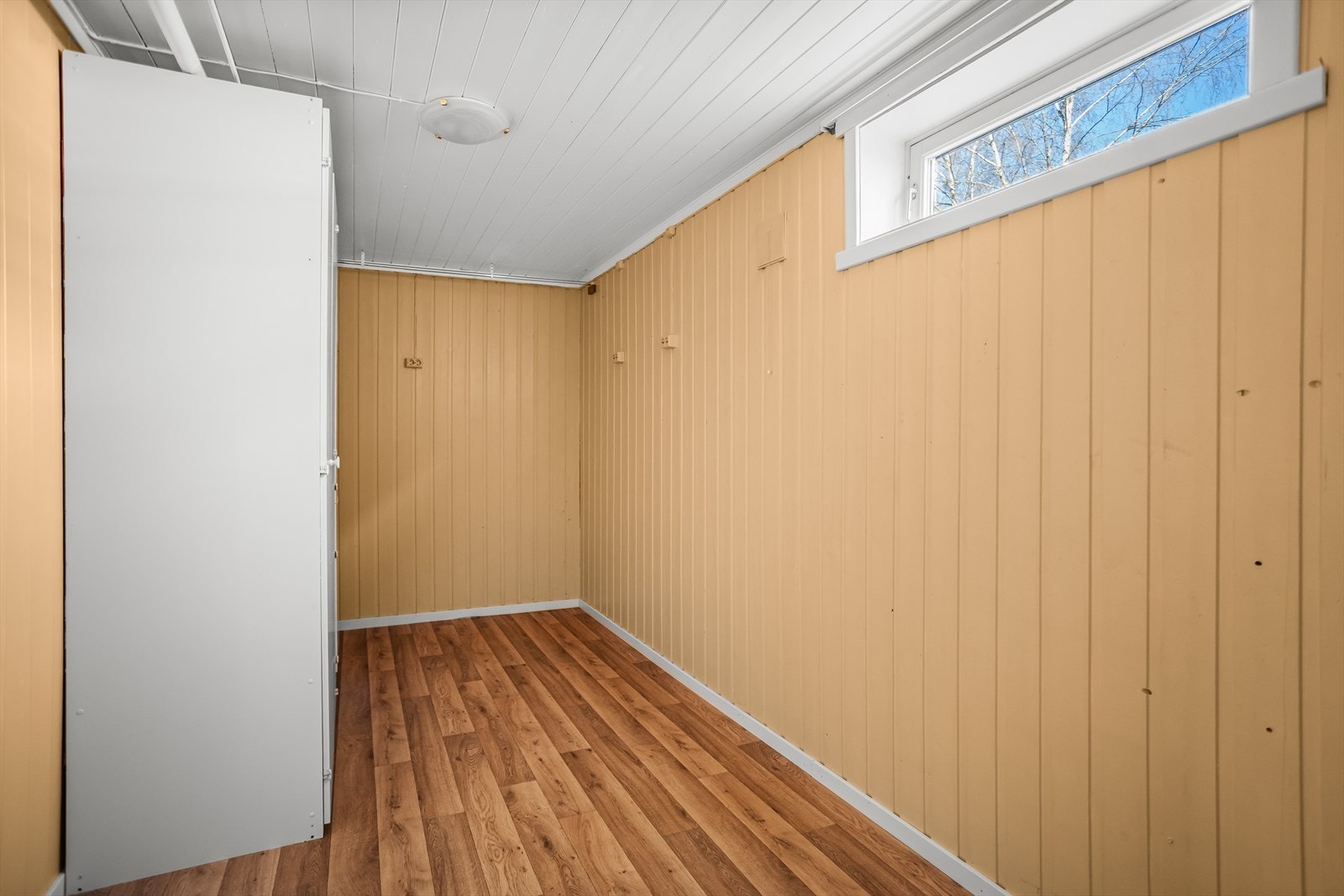 Flere av bodene har innredning som hyller og skap. Galleribilde