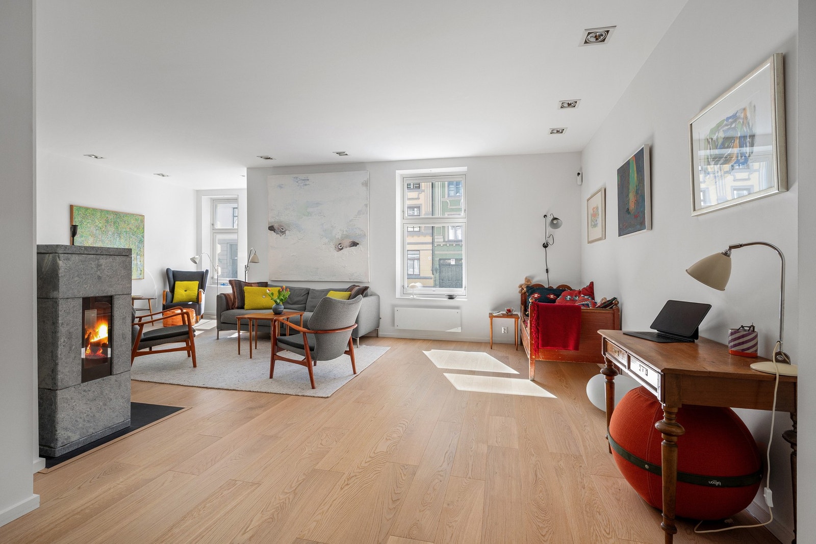 Førsteklasses beliggenhet på beste Frogner, i en rolig og klassisk bygate med kort vei til Frognerparken, Bygdøy allé, Skovveien, Frognerveien og et rikt utvalg av kaféer, restauranter og servicetilbud. Galleribilde