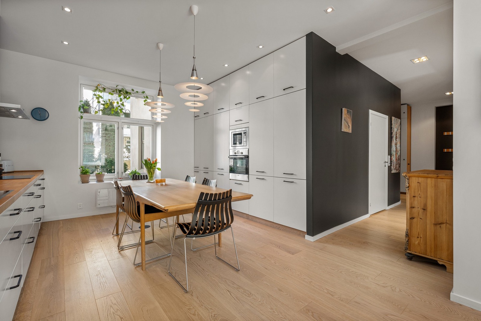 Den stilrene kjøkkeninnredningen er fra det tyske designermerket BWR, med slette fronter som ble spraylakkert i 2024. Galleribilde