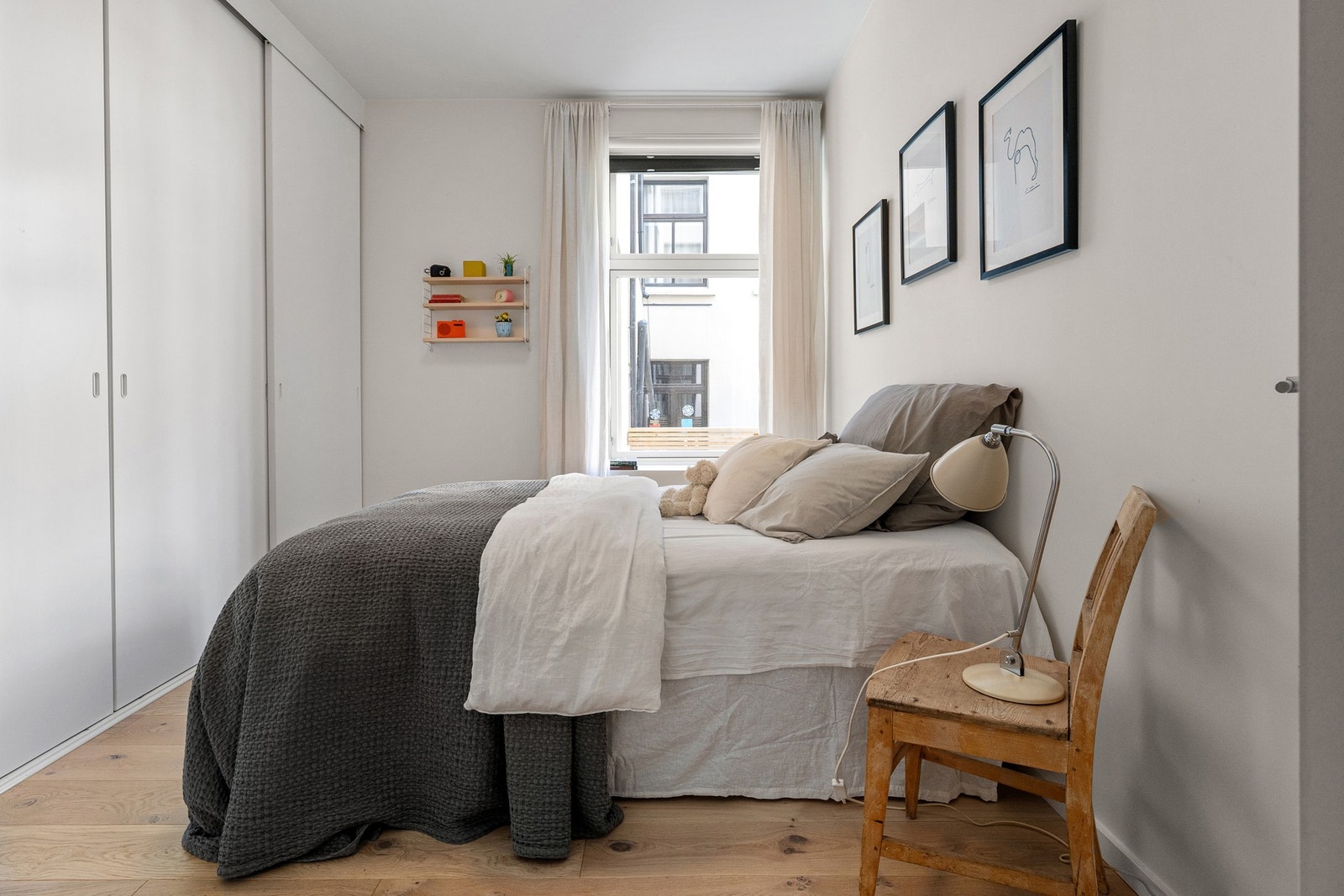 Rommet har ekstra dyp skyvedørsgarderobe med svært god oppbevaringsplass, i tillegg til plass til seng og øvrig møblering. Galleribilde