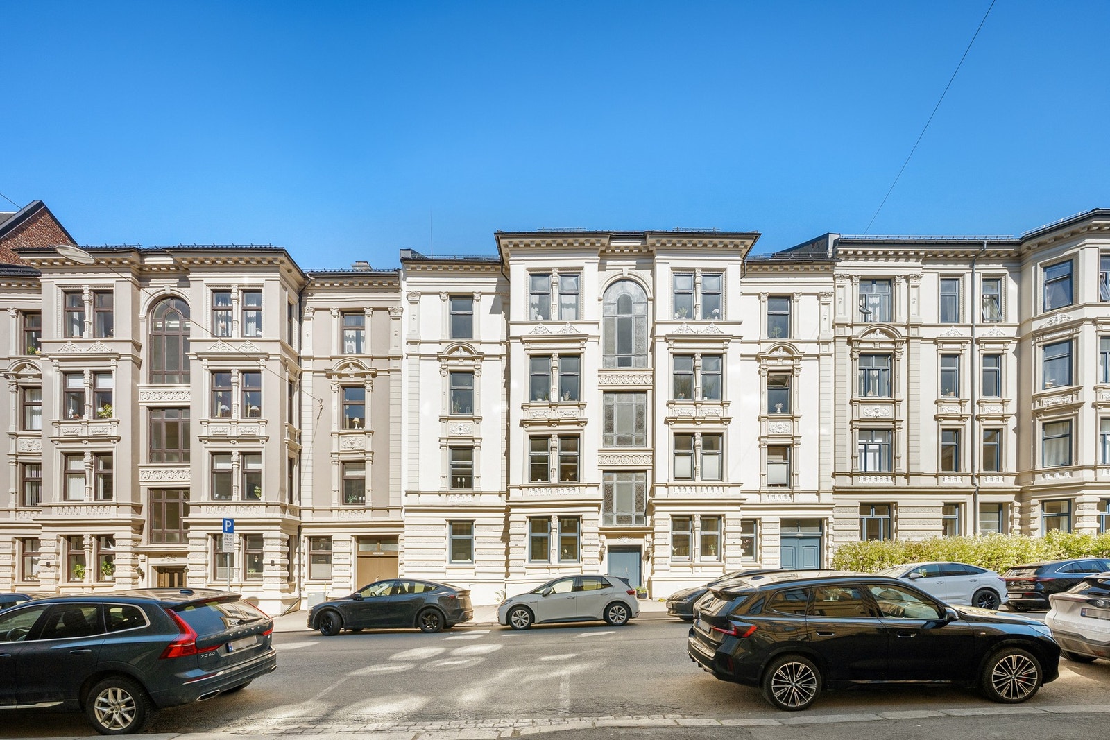 Eckersbergs gate 4 er en vakker, klassisk bygård fra 1898 med flott arkitektur og tidstypiske fasadedetaljer. Her bor du i en rolig og attraktiv gate på beste Frogner, med kort vei til Frognerparken, Bygdøy allé, Skovveien og et rikt utvalg av kaféer, res Galleribilde
