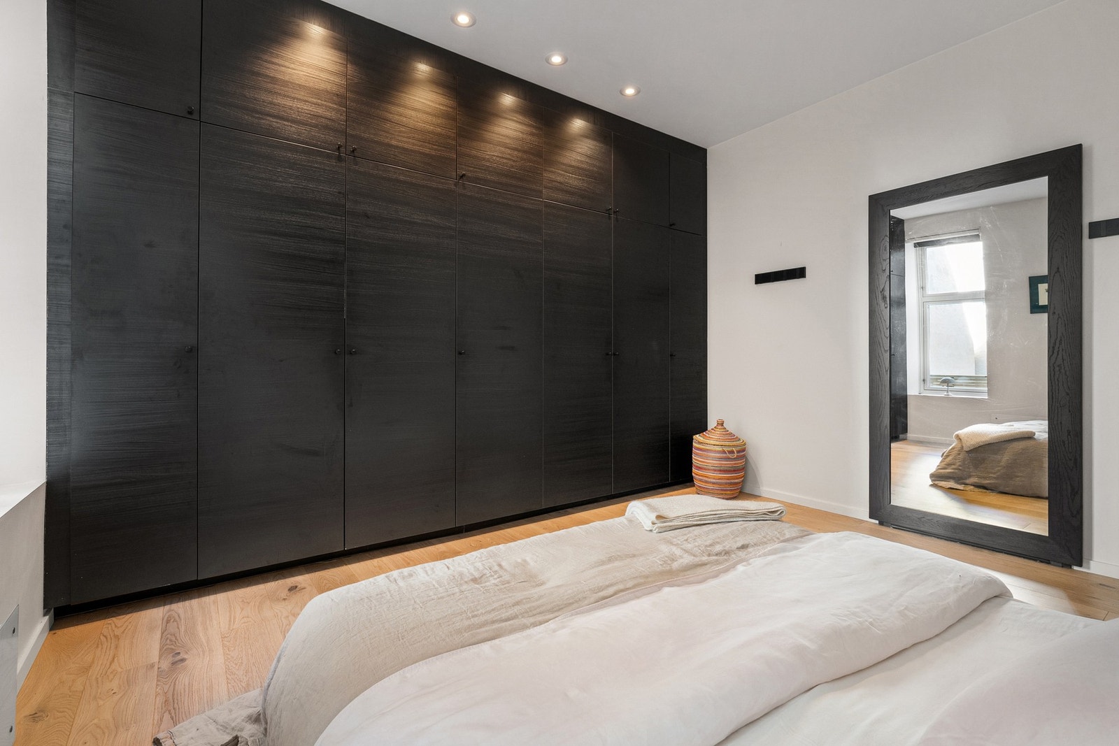 Den møbelsnekrede speildøren er en smart og elegant løsning som skjuler dør videre til baktrapp, loft, kjeller og bakgård. Galleribilde