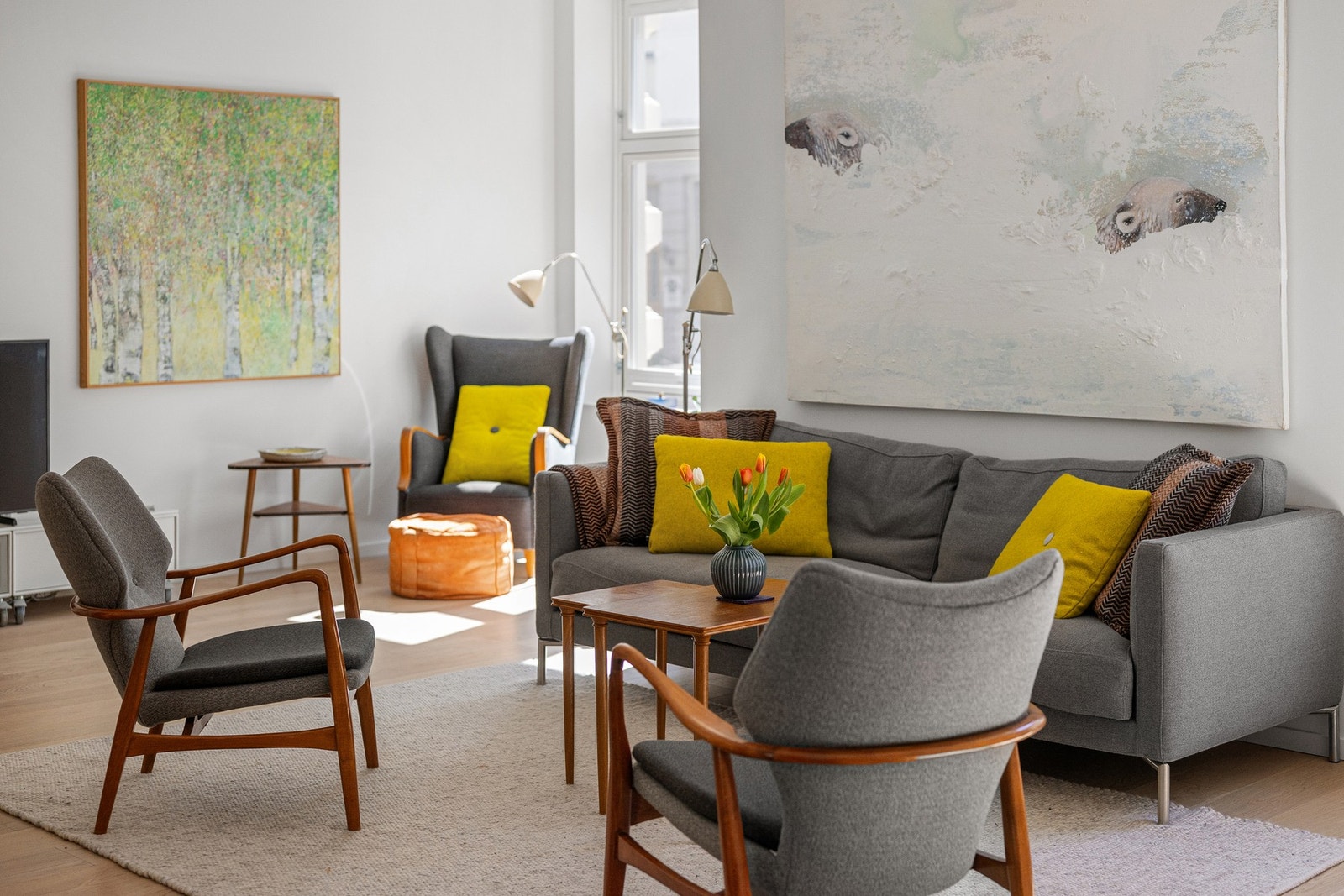 Stuen har god plass til både sofagruppe, lesekrok og spiseplass, med en åpen og sosial forbindelse mot kjøkkenet. Galleribilde