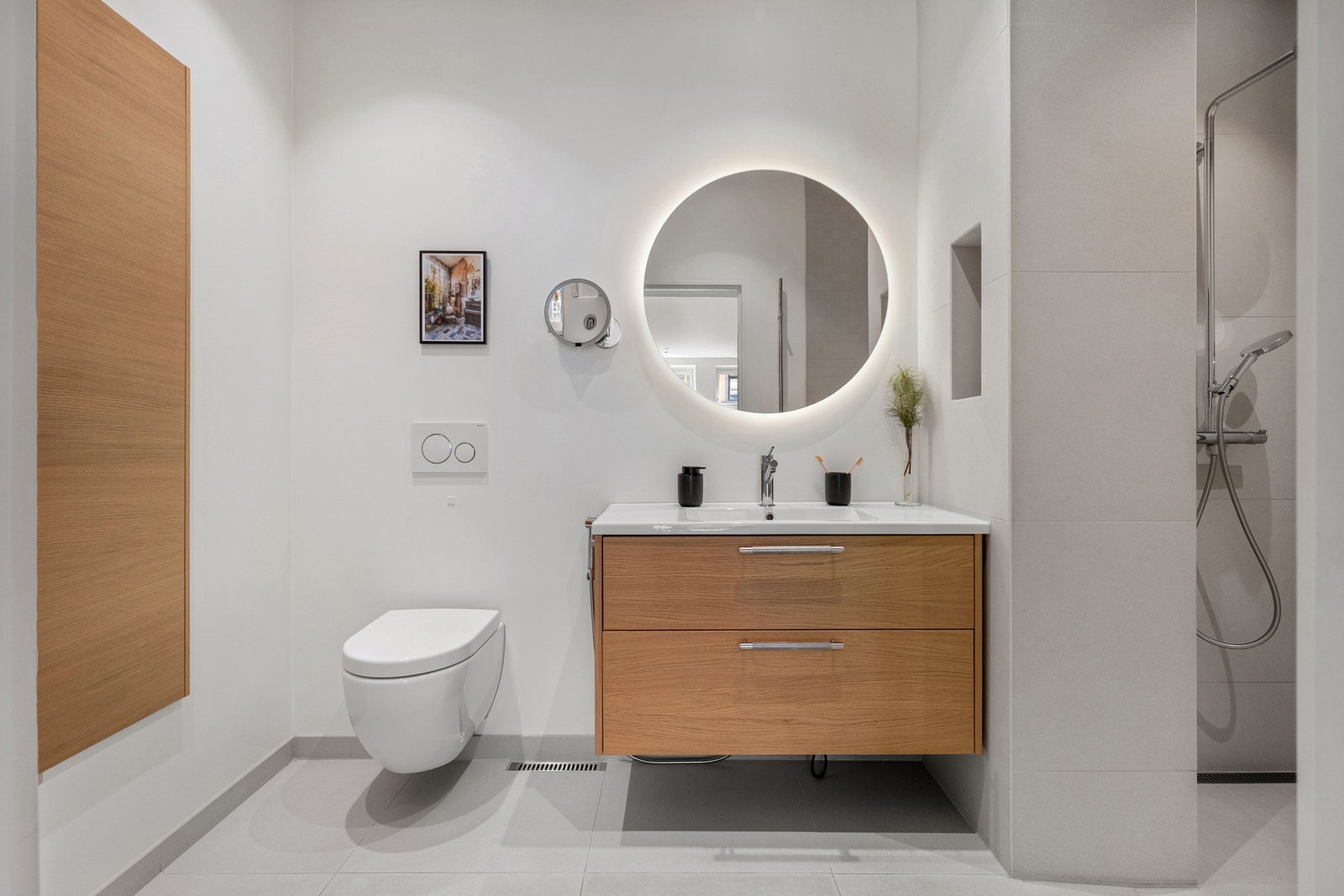 Badet ble totaloppusset i 2022 av faglærte, og det foreligger dokumentasjon på arbeidet. Rommet fremstår moderne, delikat og svært funksjonelt. Galleribilde