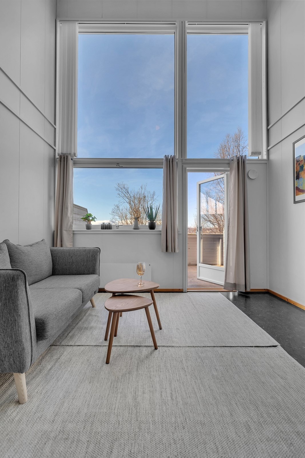 Utgang fra stue til vestvendt terrasse med svært gode sol- og lysforhold. Galleribilde