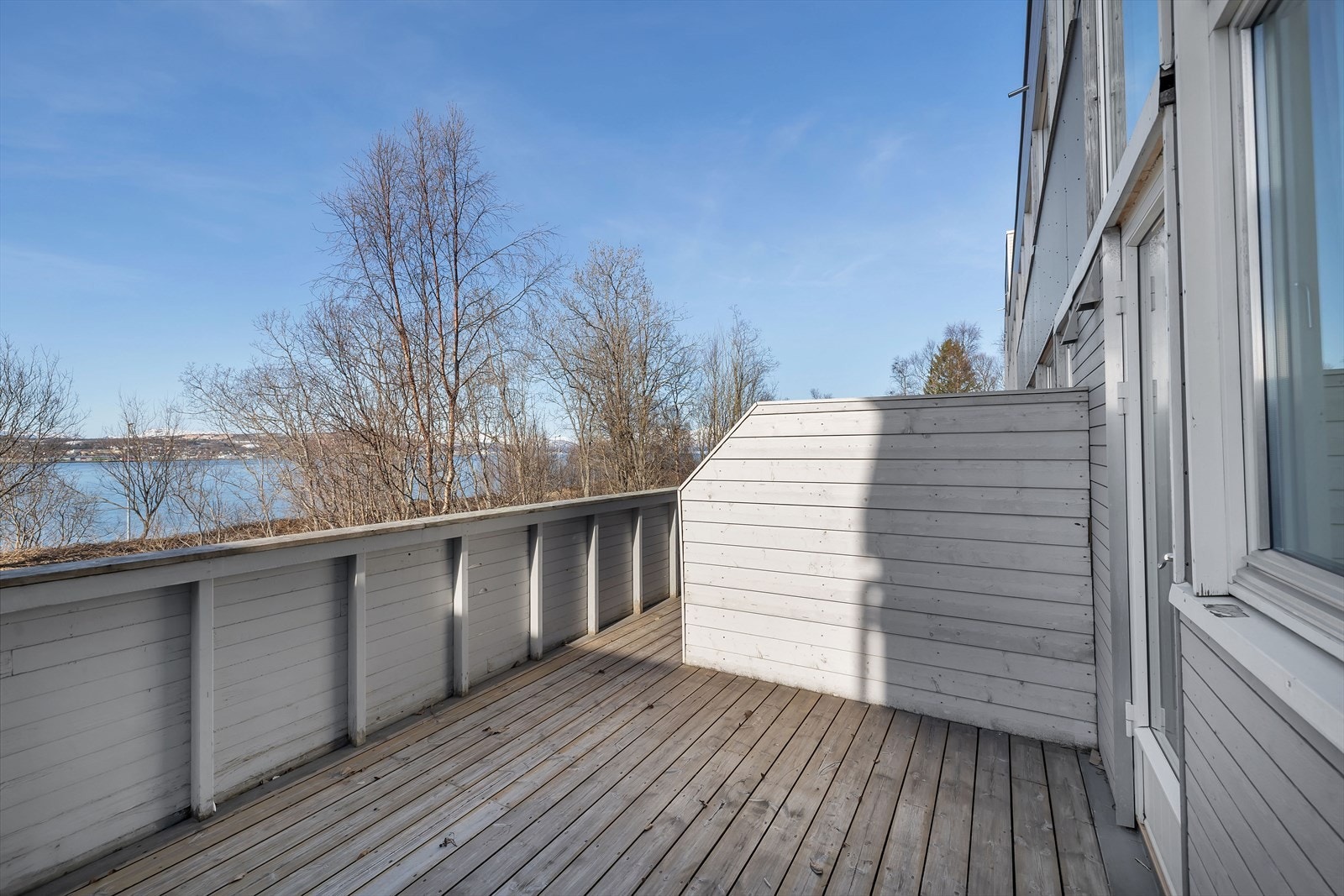 God plass til sittegruppe og annet ønsket utemøblement. Galleribilde