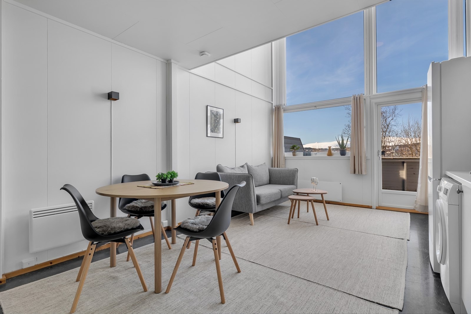 Stue med rikelig naturlig lysinnslipp og svært god takhøyde som sikrer en innbydende og luftig atmosfære. Galleribilde