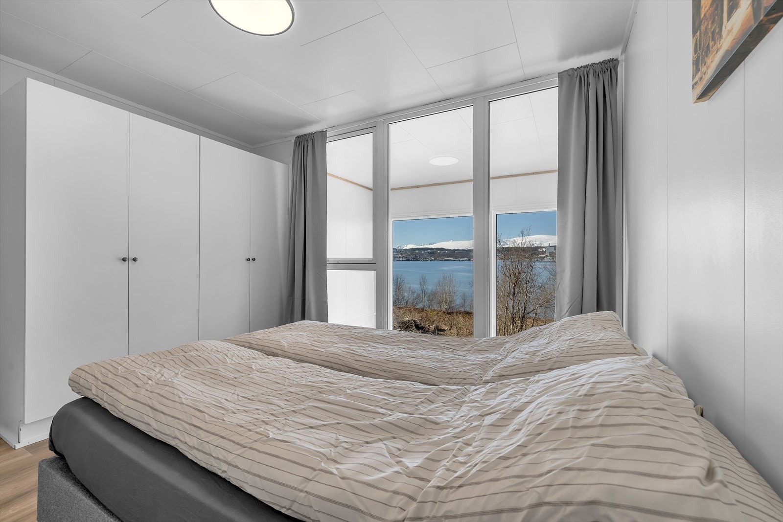Innredet med praktisk garderobeskap med god oppbevaringsplass. Galleribilde