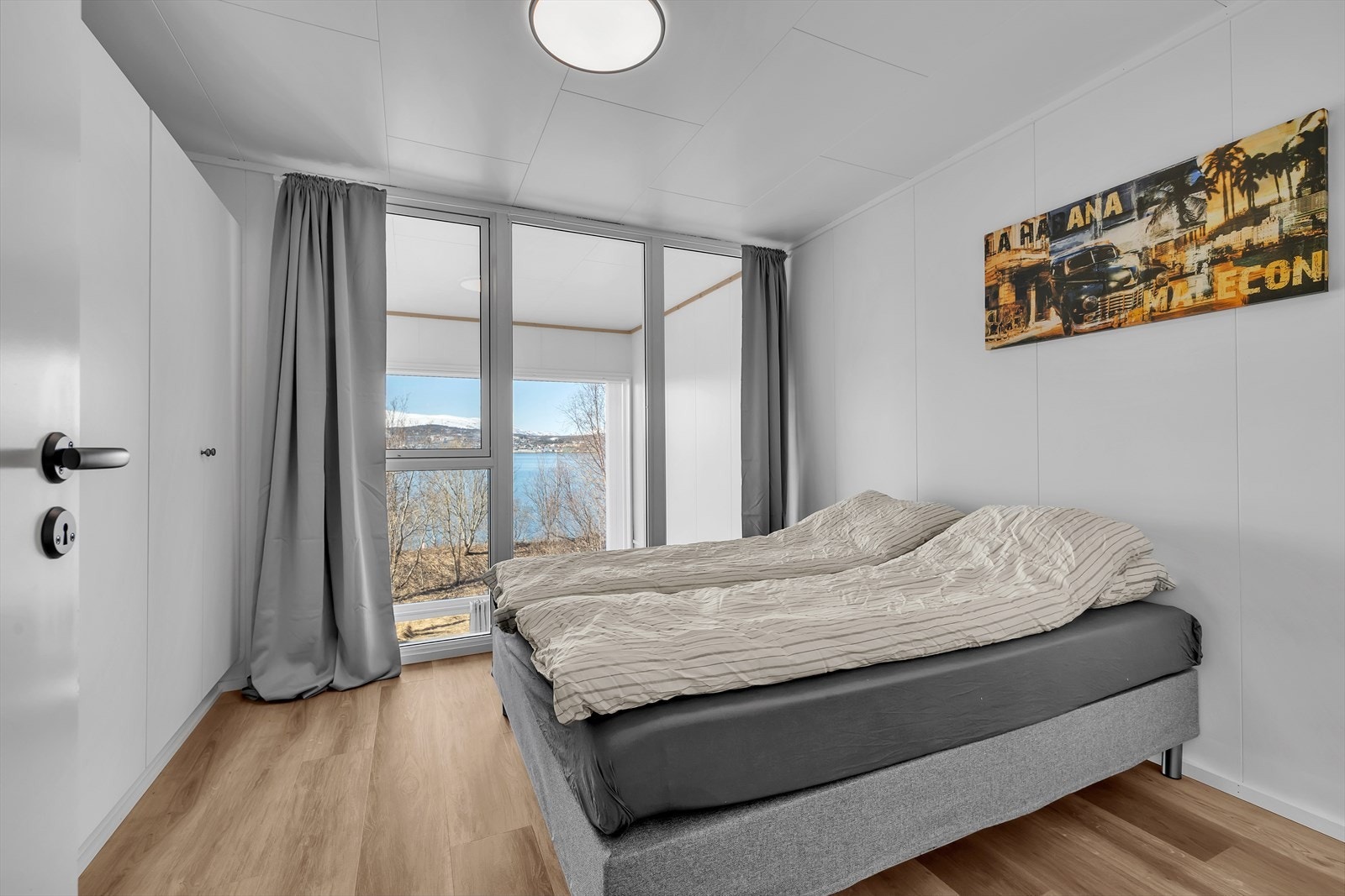 Soverom med god plass til stor seng, og annet ønsket møblement. Galleribilde