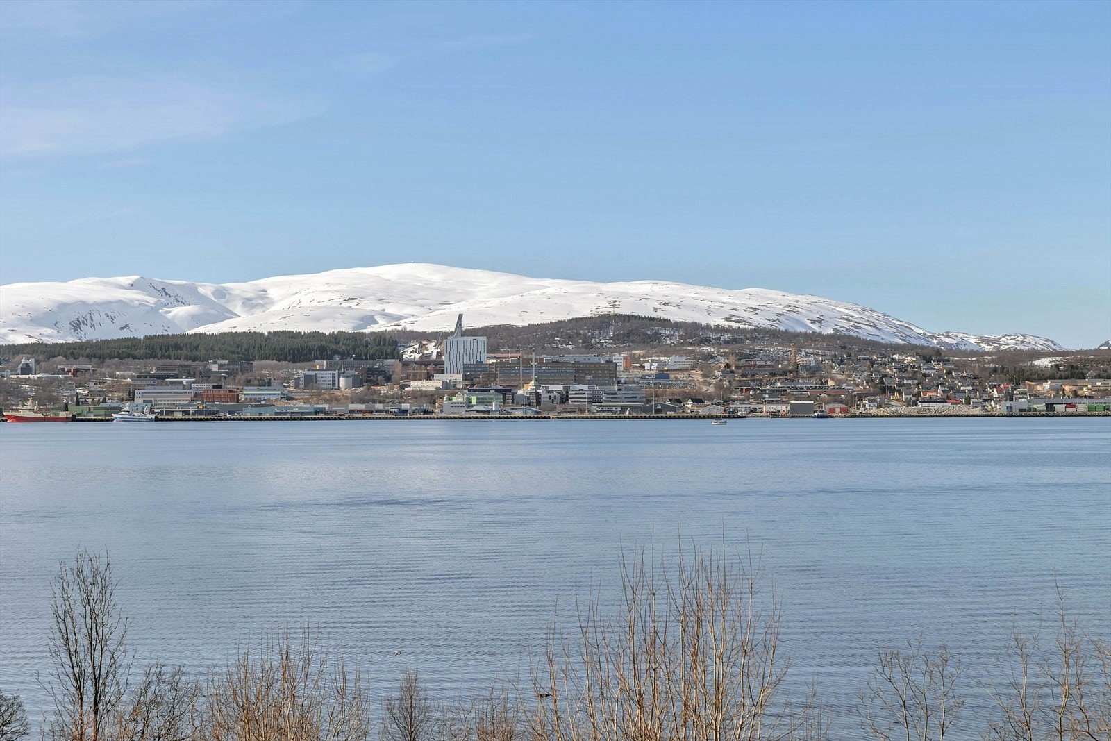 Nydelig utsikt over Tromsøysundet, med fjellene i bakgrunnen. Galleribilde