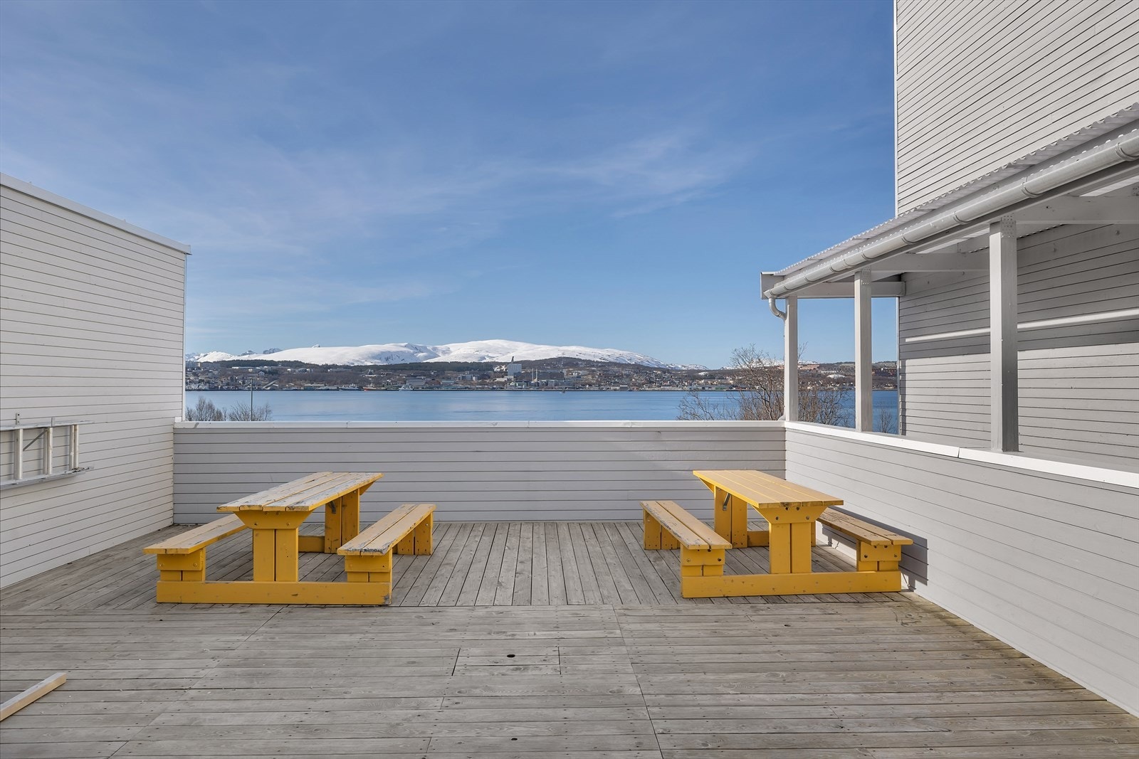 Leiligheten har tilgang til flott felles takterrasse, pent opparbeidet med sittegruppe- perfekt oppholdssted en varm sommerdag. Galleribilde