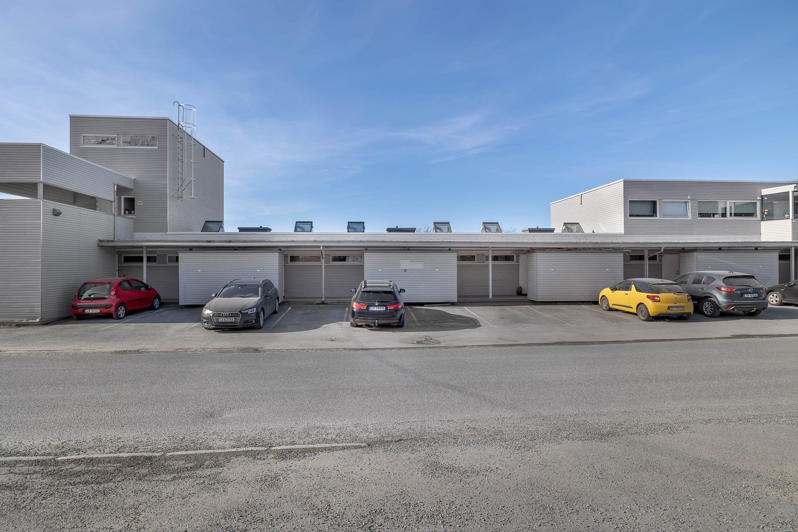 Fast utendørs parkering, samt gjesteparkering. Galleribilde