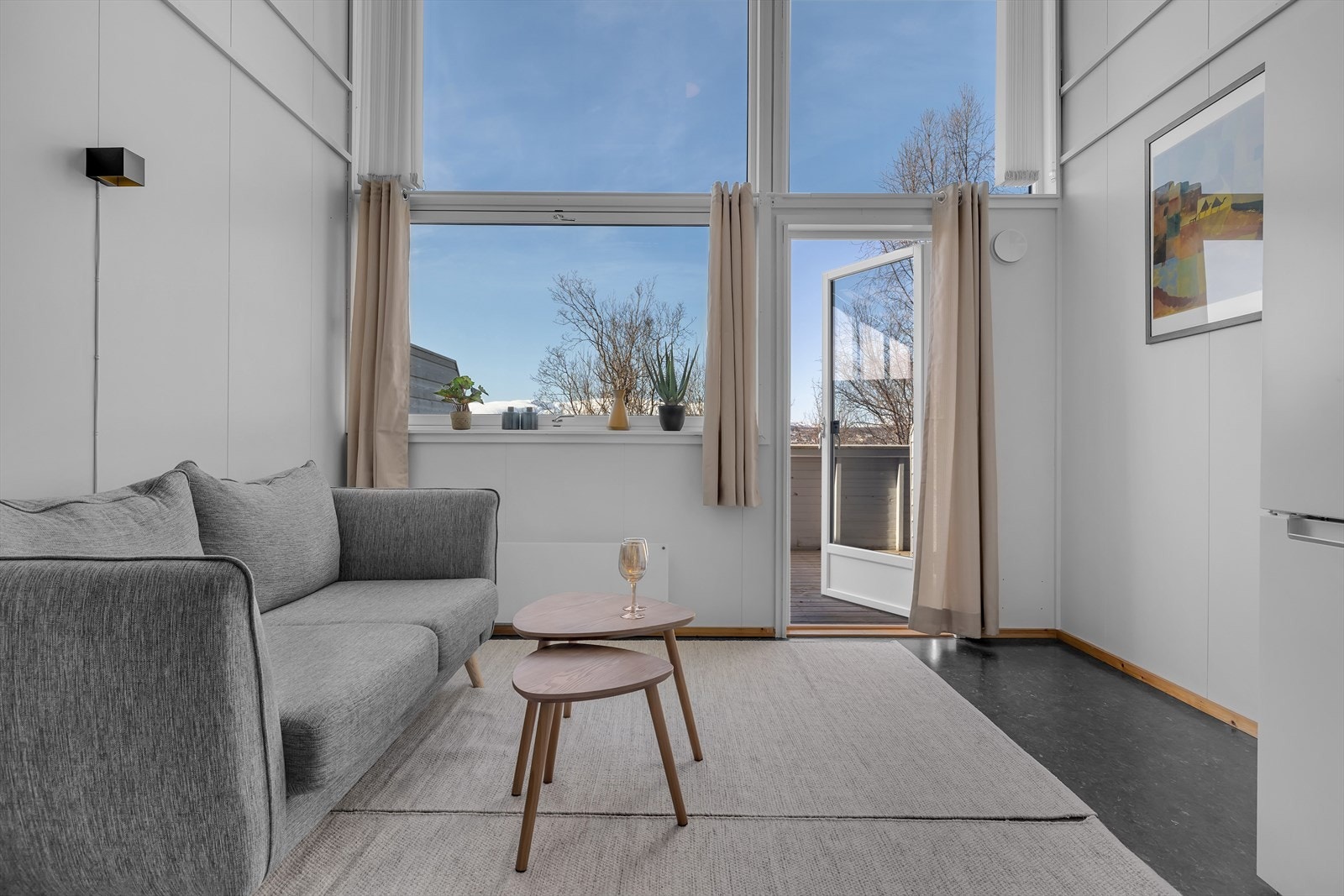 Velkommen til Evjenvegen 156B - En velholdt og romslig 2-roms over to plan med parkering, vestvendt terrasse og IN-ordning på fellesgjeld! Galleribilde