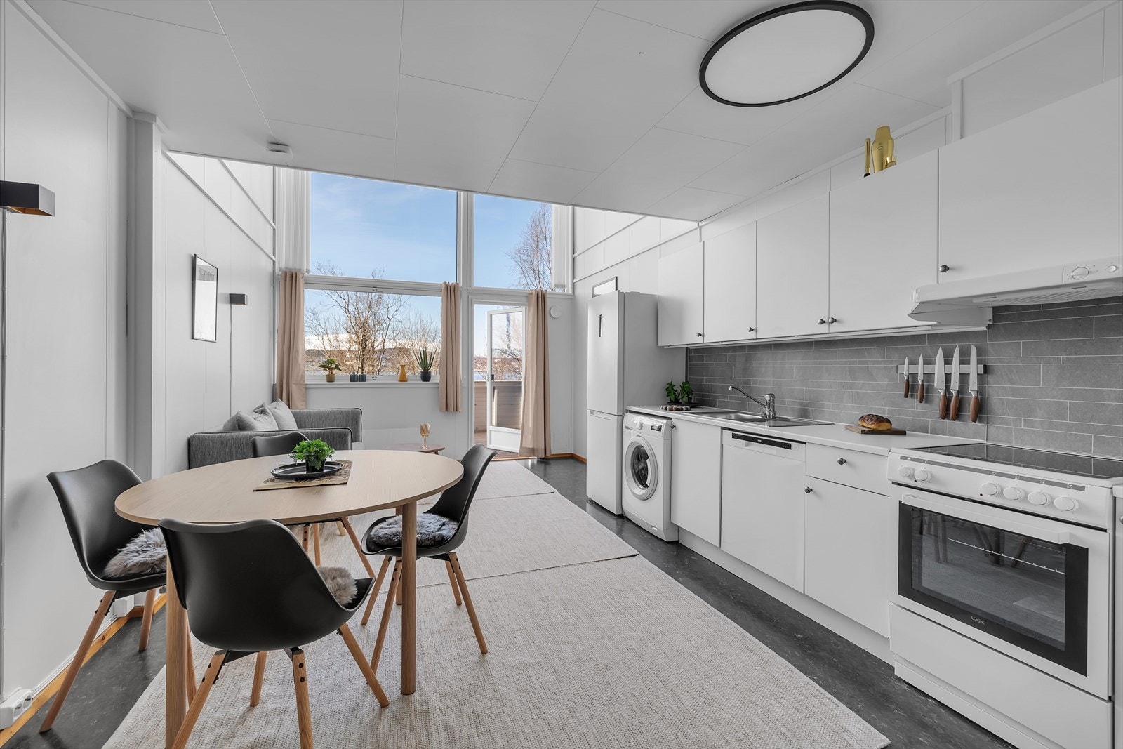 Stue og kjøkken i åpen løsning på første plan, som gir gode møbleringsmuligheter og en sosial atmosfære. Galleribilde