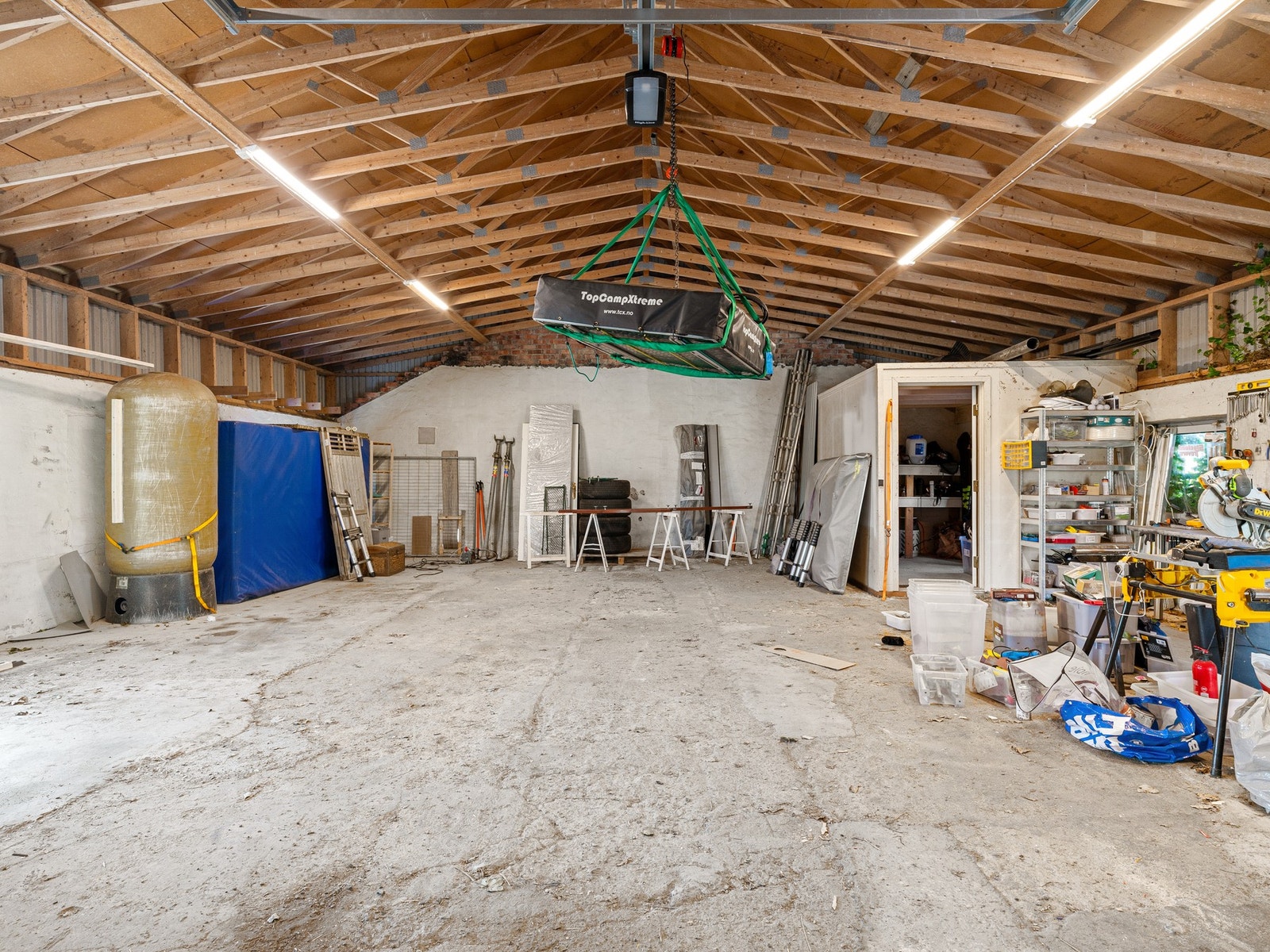 Maskinhus/garasje på 107kvm. Her har man flere muligheter til å drive med hobby virksomhet eller god lagringsplass. Galleribilde