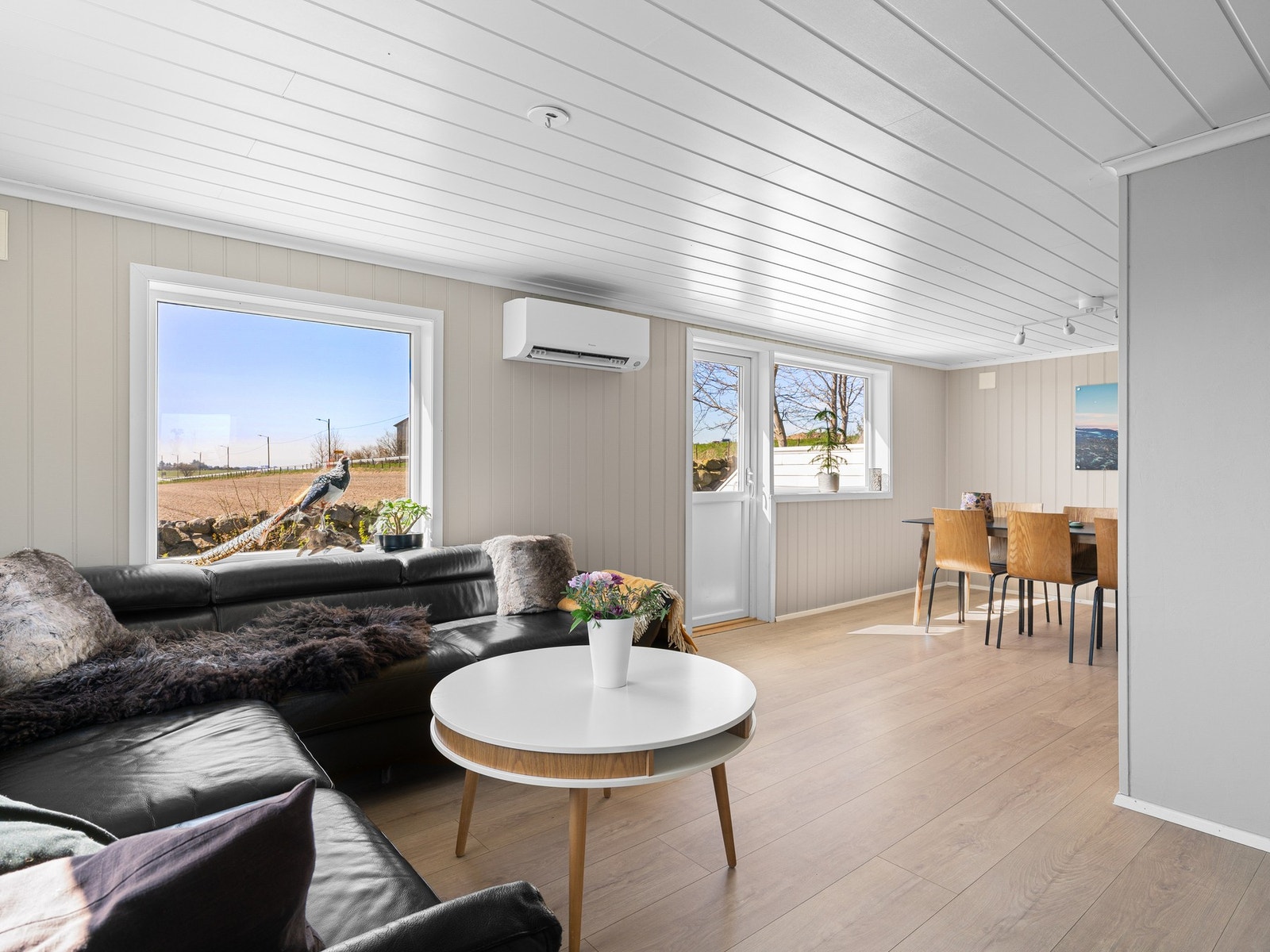 Velkommen inn! Moderne fargevalg og god planløsning. Varmepumpe montert. Galleribilde