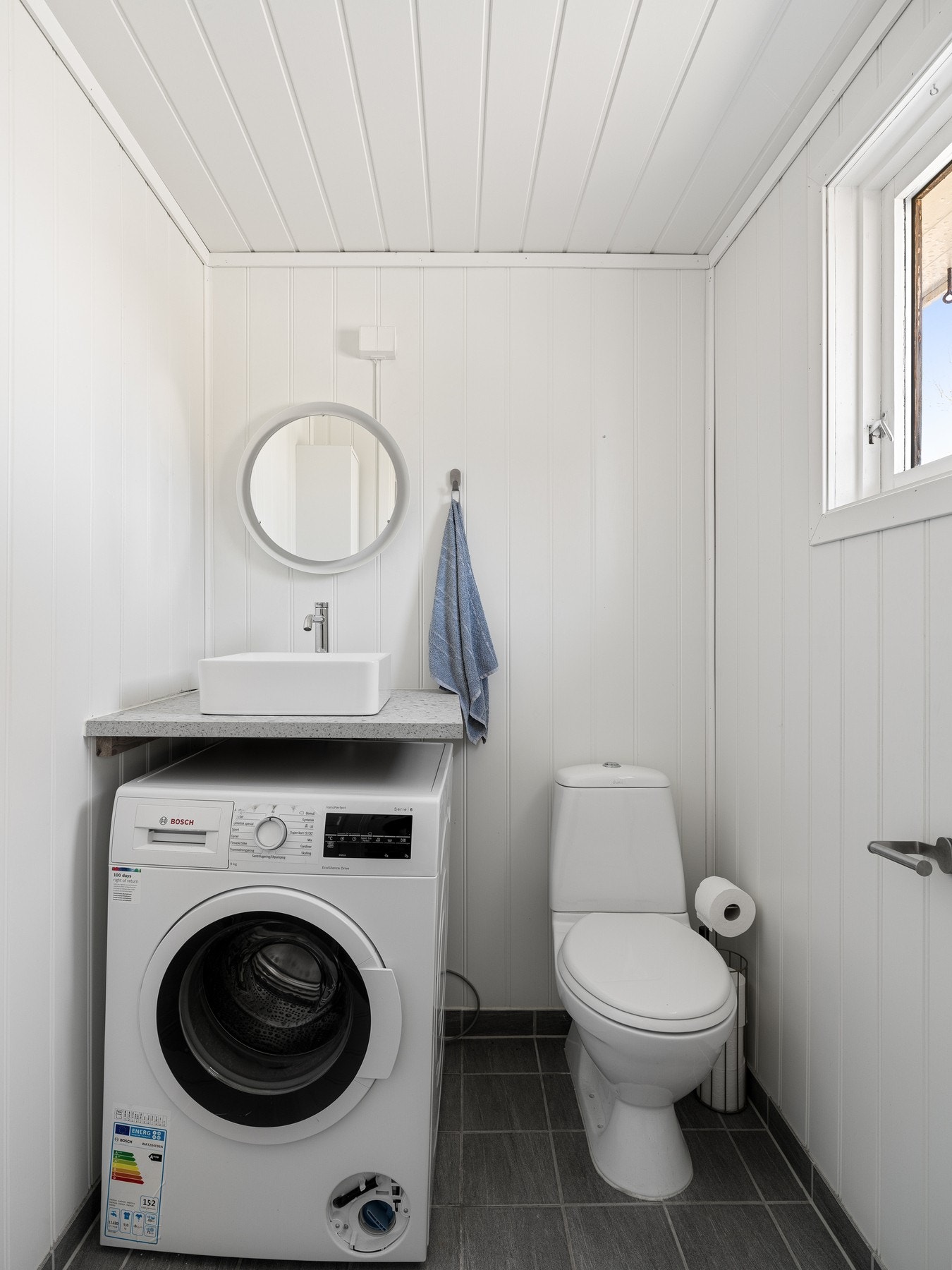 Gjestetoalett og plass til vaskemaskin. Galleribilde
