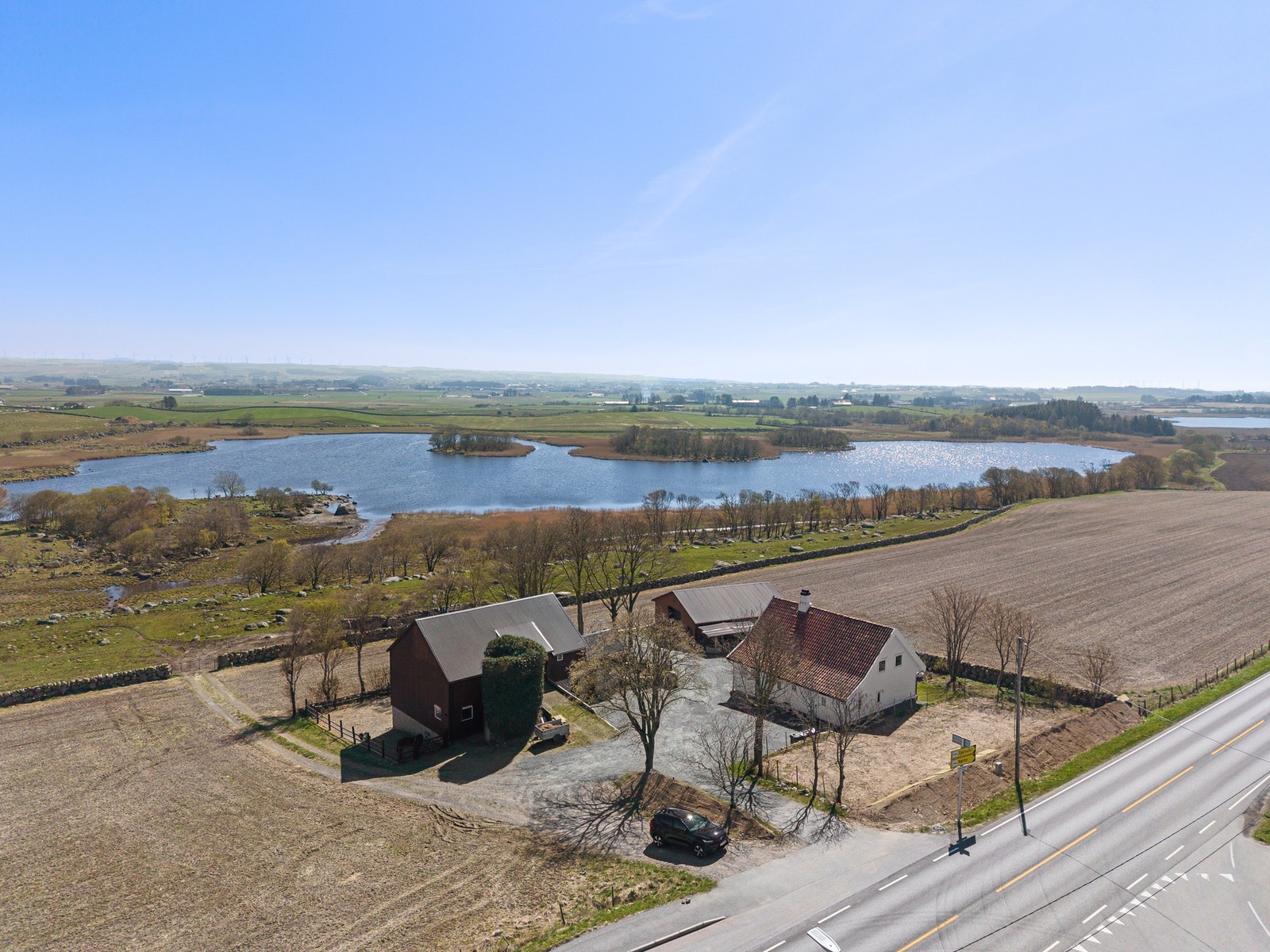 Eiendommen byr på en flott enebolig med 4 soverom, driftsbygning med stallplass og lagringsmuligheter, maskinhus/garasje og romslig tomt. Galleribilde