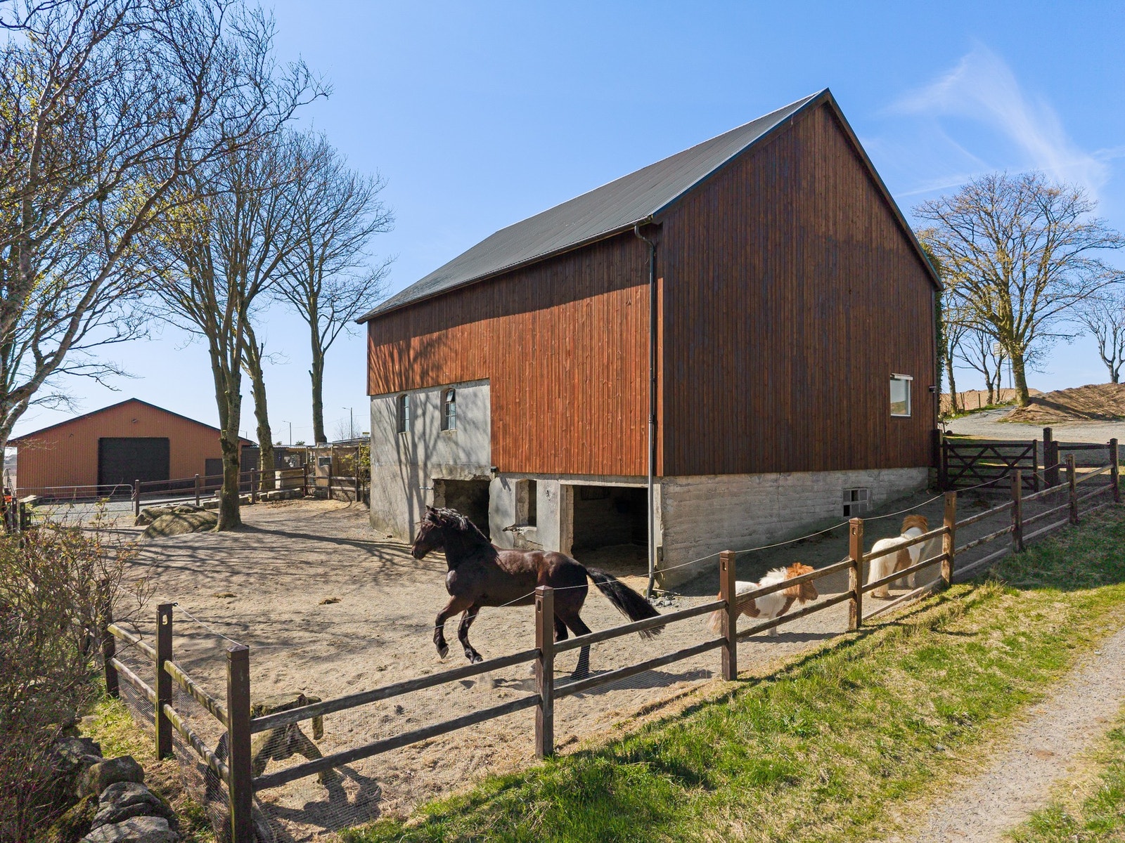 Tilrettelagt for å ha hest med inngjerdet område ved driftsbygning. Galleribilde