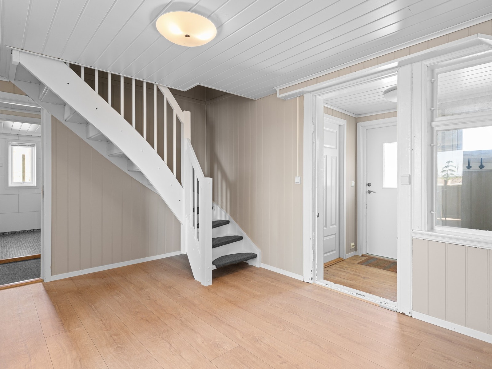 Romslig gang med opphengsmuligheter og plass til garderobeskap. Galleribilde