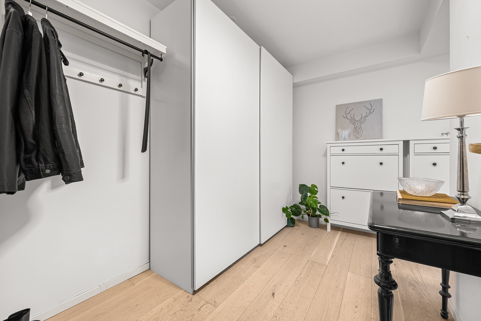 Godt med skapplass i stor skyvedørsgarderobe. Galleribilde