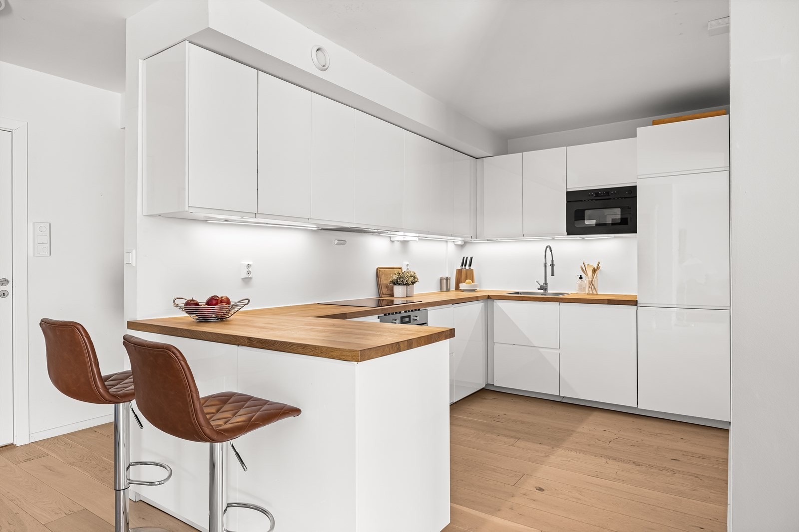 Et stilrent kjøkken fra IKEA med rikelig av skap- og benkeplass. Galleribilde