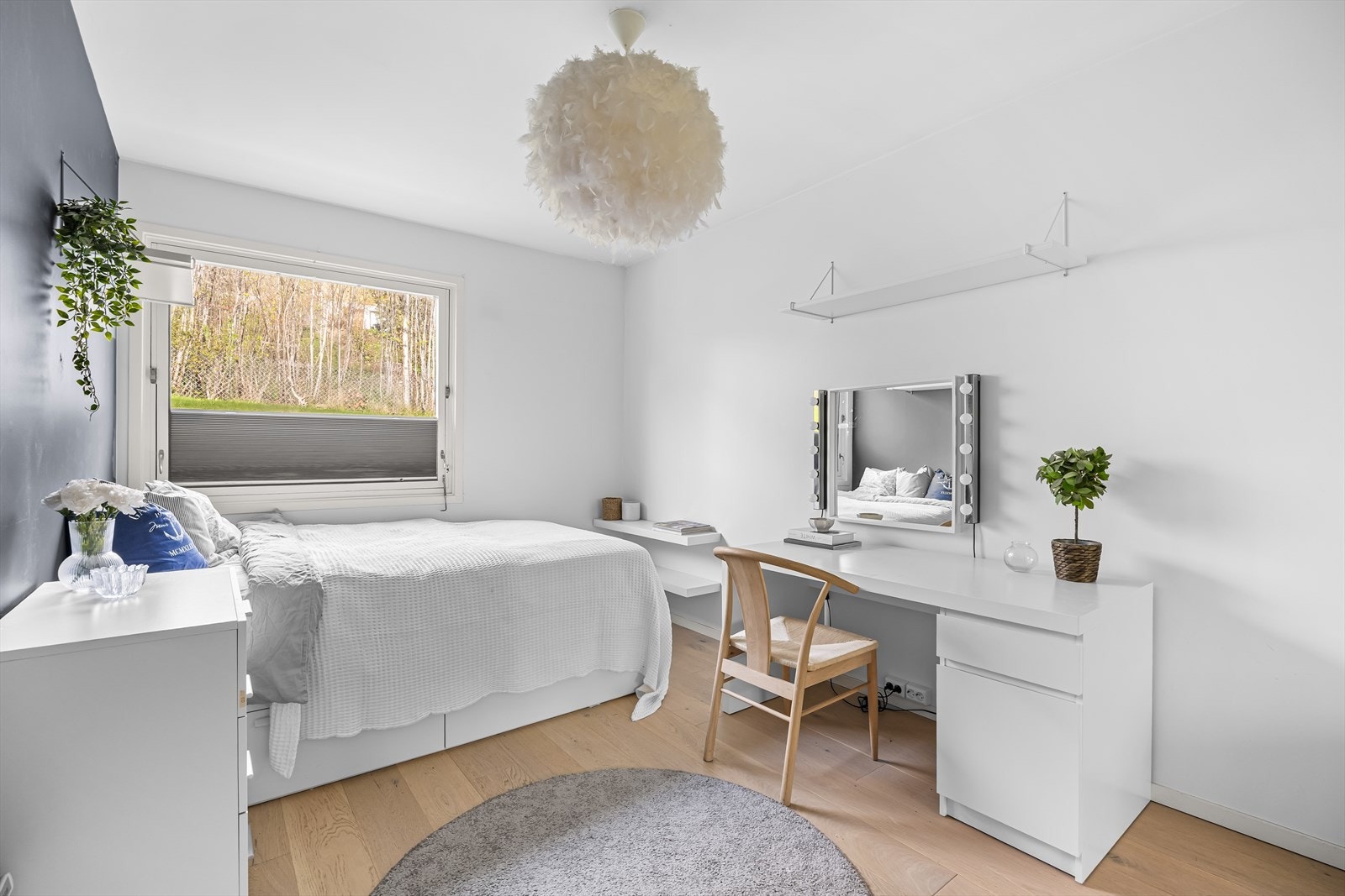 Leilighetens hovedsoverom er av god størrelse og har plass til en stor dobbeltseng med tilhørende nattbord. Galleribilde