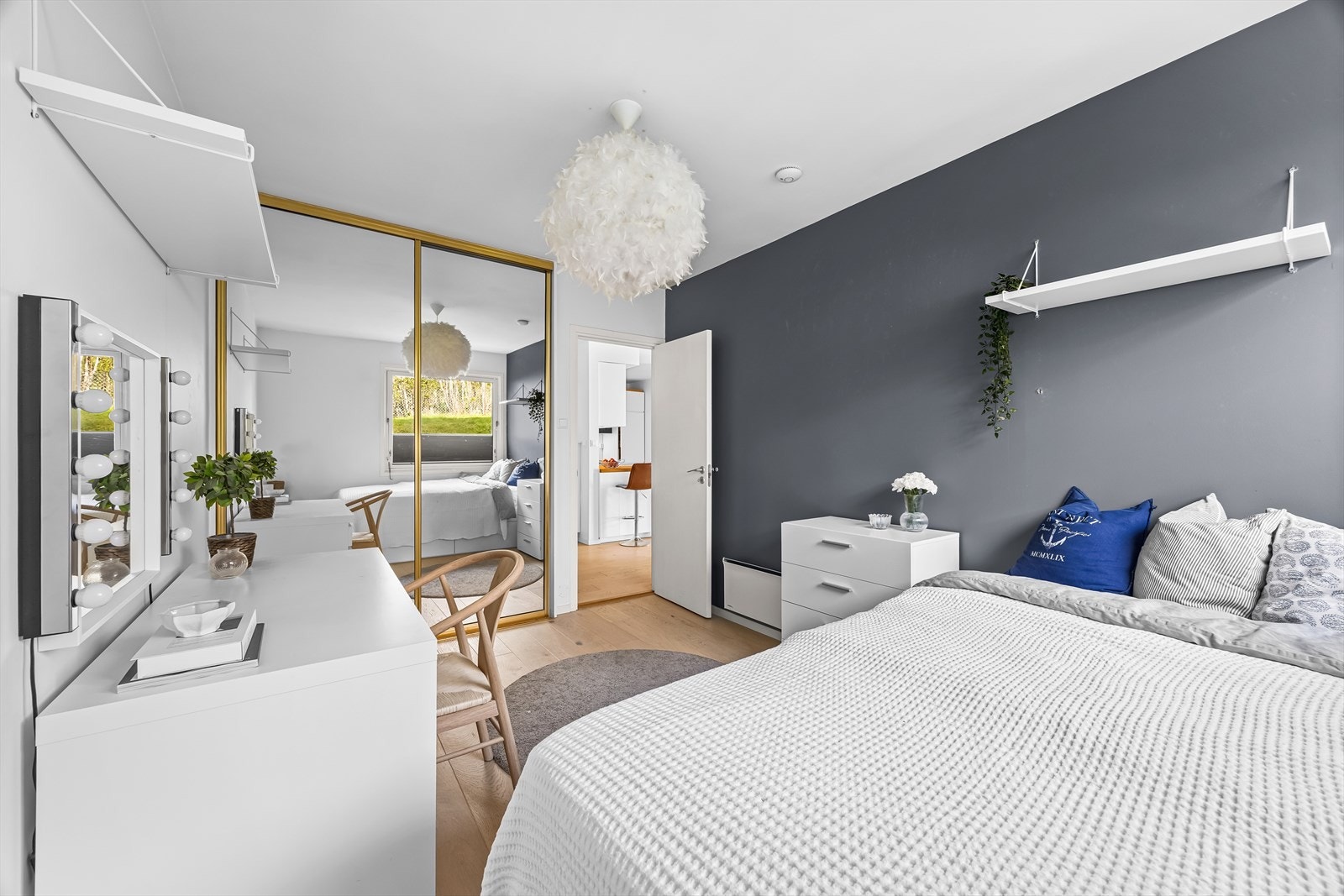Her er det innredet med skyvedørsgarderobe med speilfronter som gir godt med lagringsplass Galleribilde