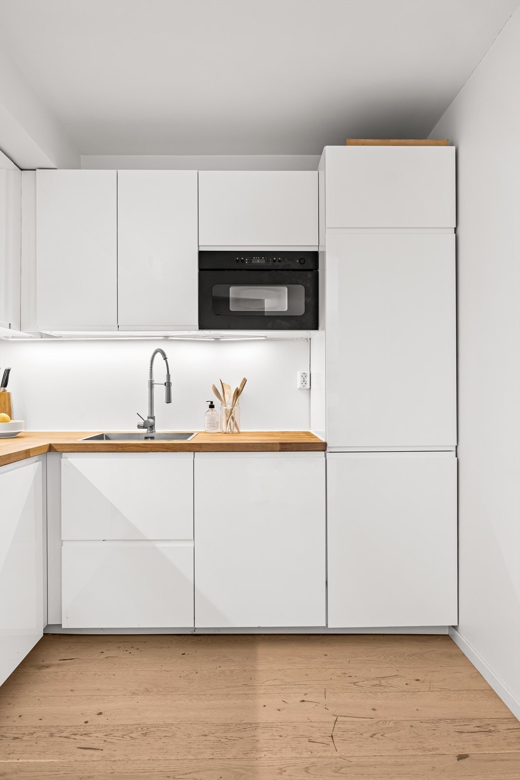 Integrert induksjonstopp, stekeovn, oppvaskmaskin og kjøl/fryseskap medfølger salget. Det er monter komfyrvakt og kullfilterventilator over kokeplass. Galleribilde