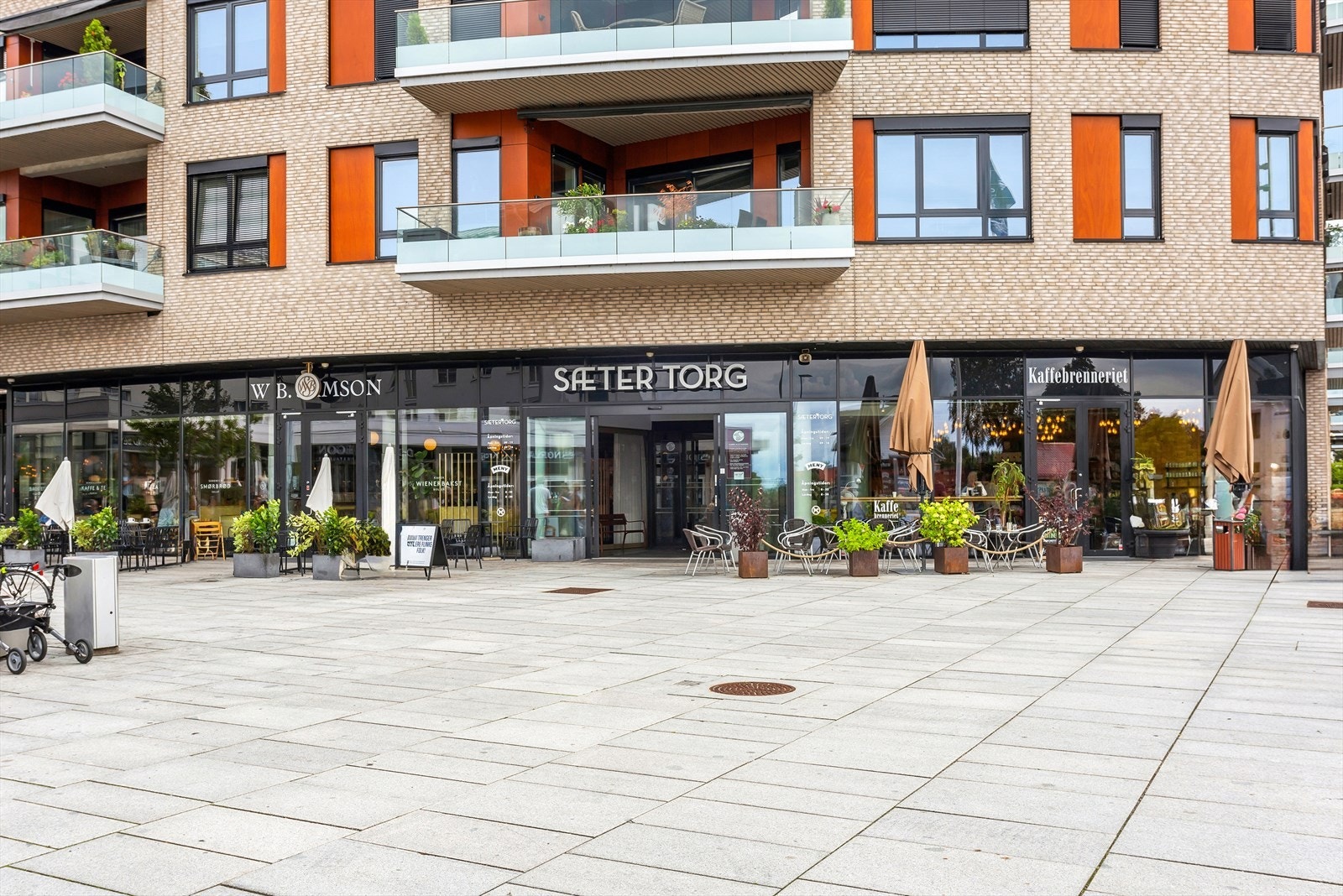 For kafeelskere er det flere koselige kafeer i området hvor du kan slappe av og nyte en kopp kaffe eller et deilig måltid. Galleribilde
